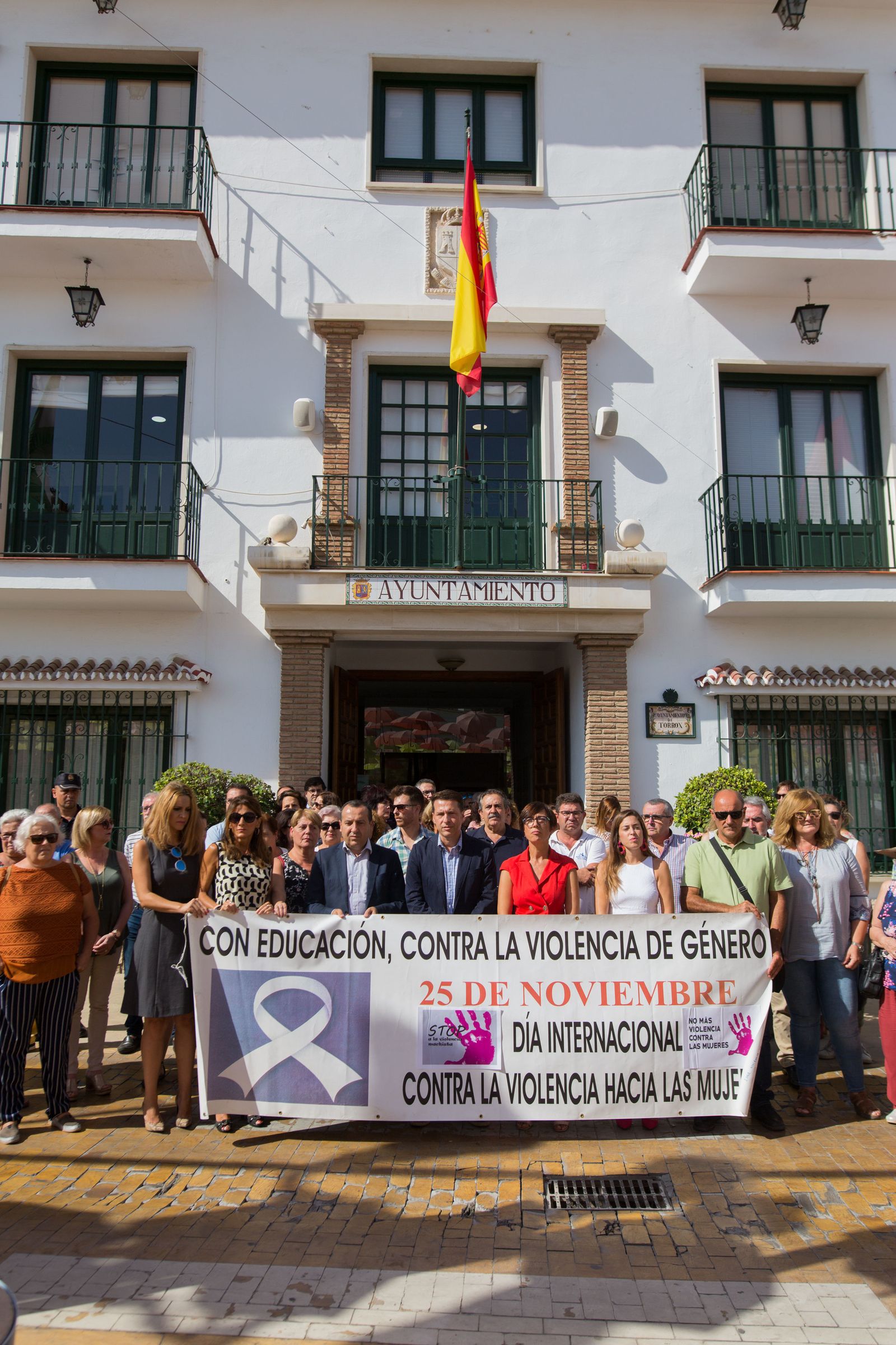Autoridades civiles guardando un minuto de silencia a las puertas del Ayuntamiento de Torrox