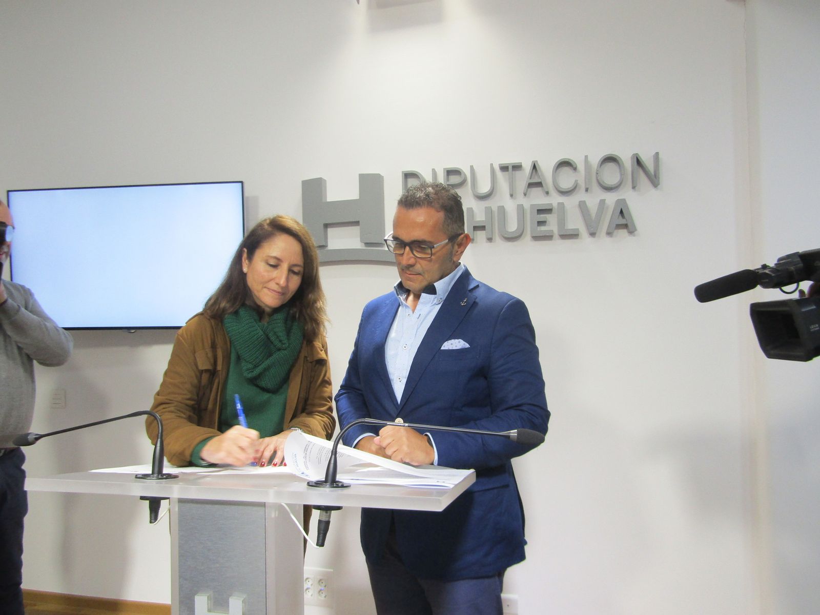 Concha Salas y Salvador Gómez firman el convenio.