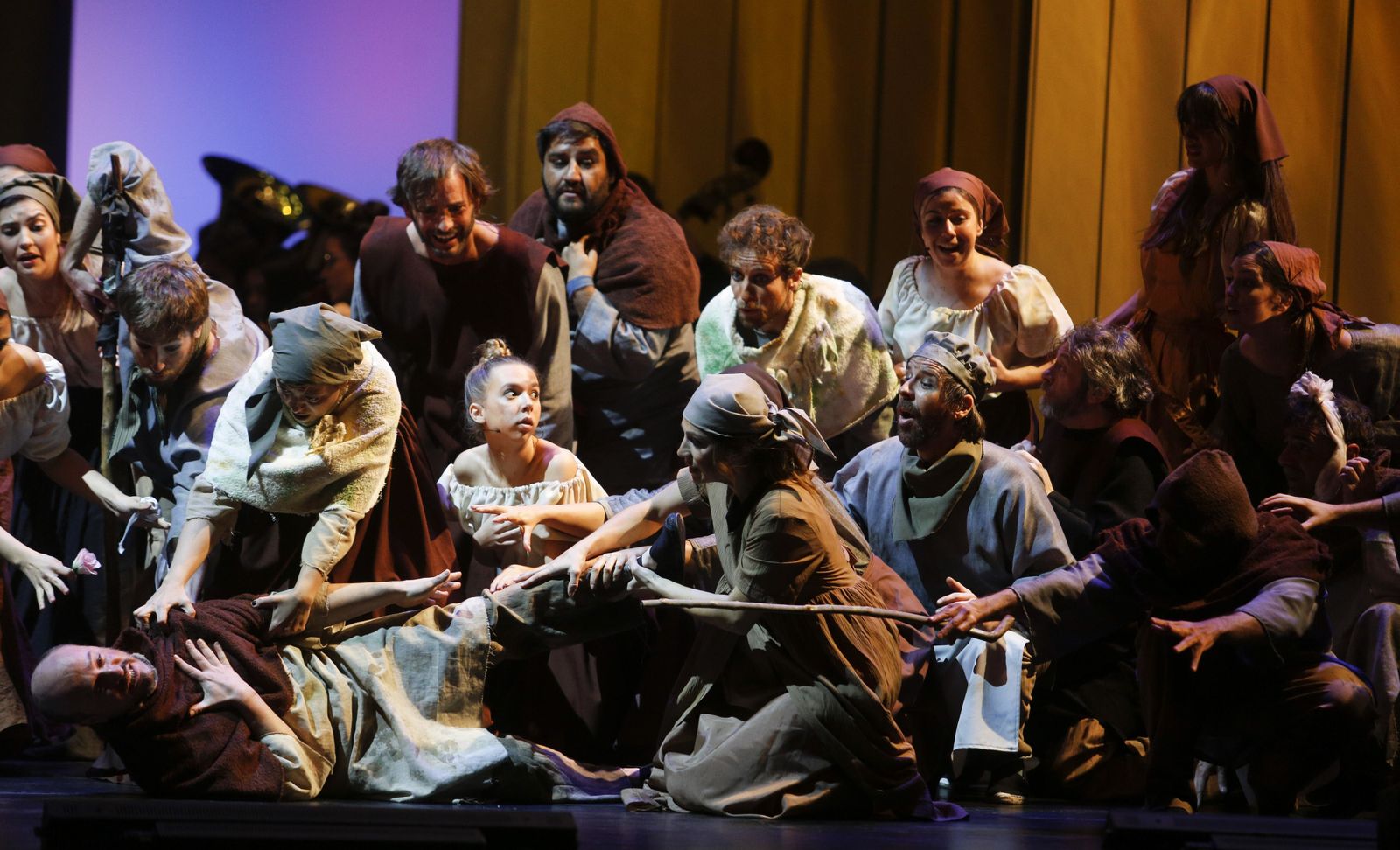 Una de las escenas corales de 'El Médico'. La iluminación y la pose de los personajes parecen sacadas de un cuadro barroco.