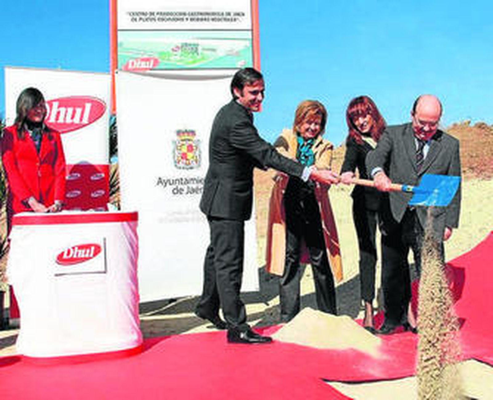 Colocación de la primera piedra de la factoría, ayer en Jaén.