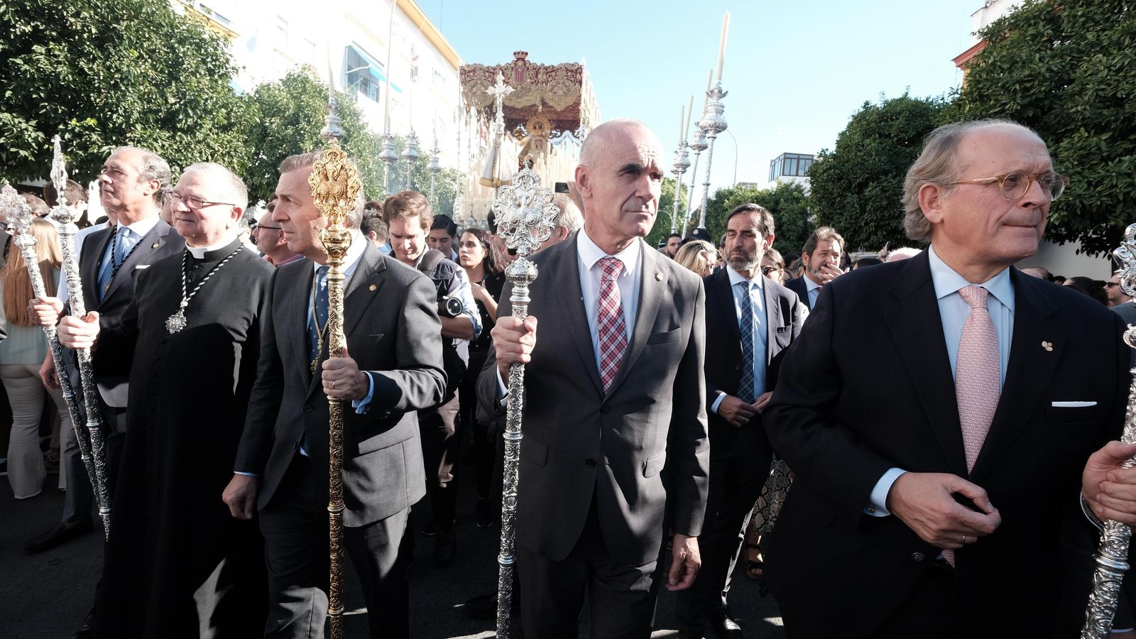 El alcalde de Sevilla, Antonio Muñoz, junto al hermano mayor de Santa Genoveva, Enrique Eulate