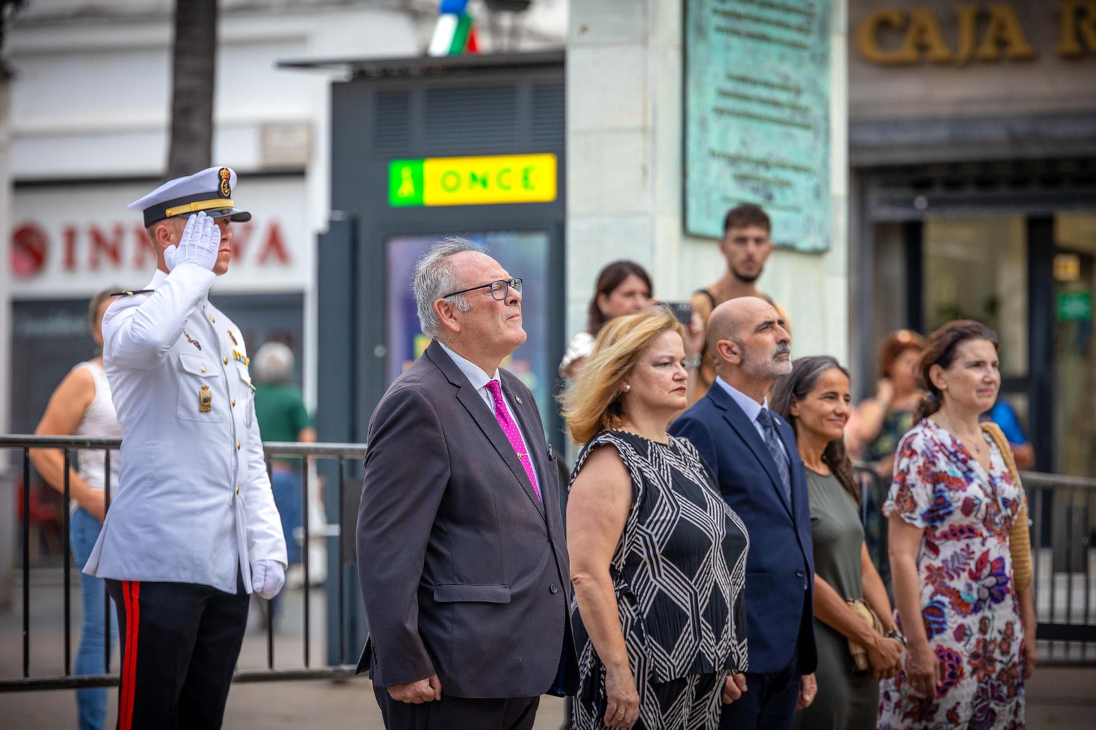 Solemne izado de la bandera en el centro de San Fernando, en imágenes
