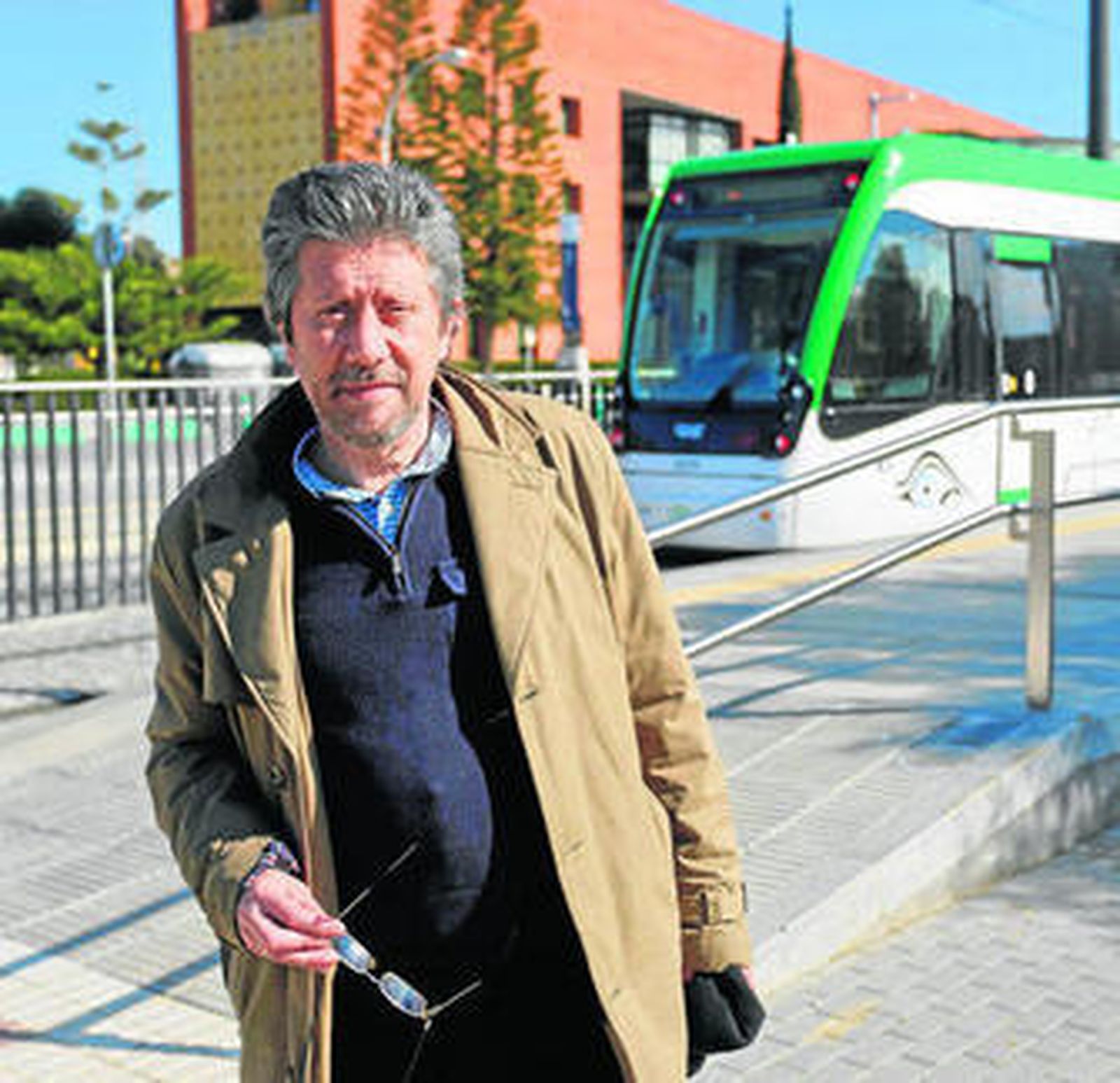 Salvo Tierra en una de las estaciones del Metro del campus de Teatinos.