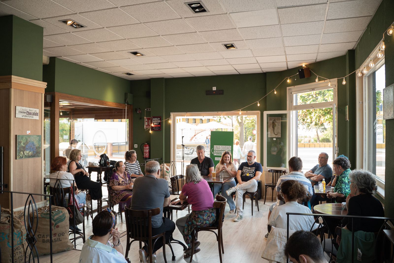 IU convocó en la cafetería ‘La estación del té’ un encuentro con un variado elenco de representantes del sector cultural.