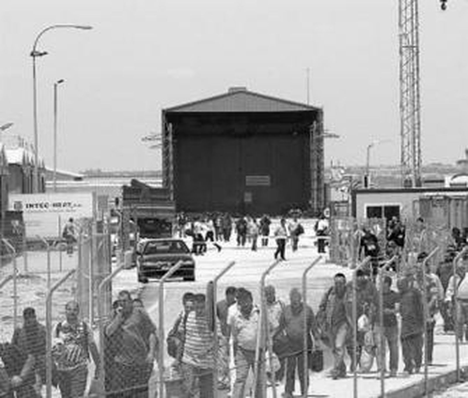 Empleados de Dragados Offshore, saliendo de las instalaciones.