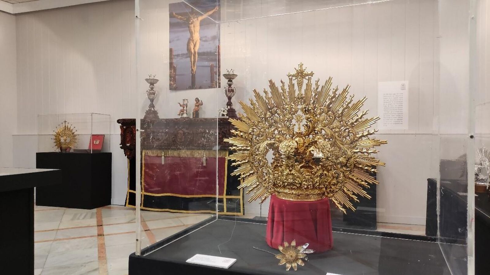 Una de las coronas de la Virgen en primer plano