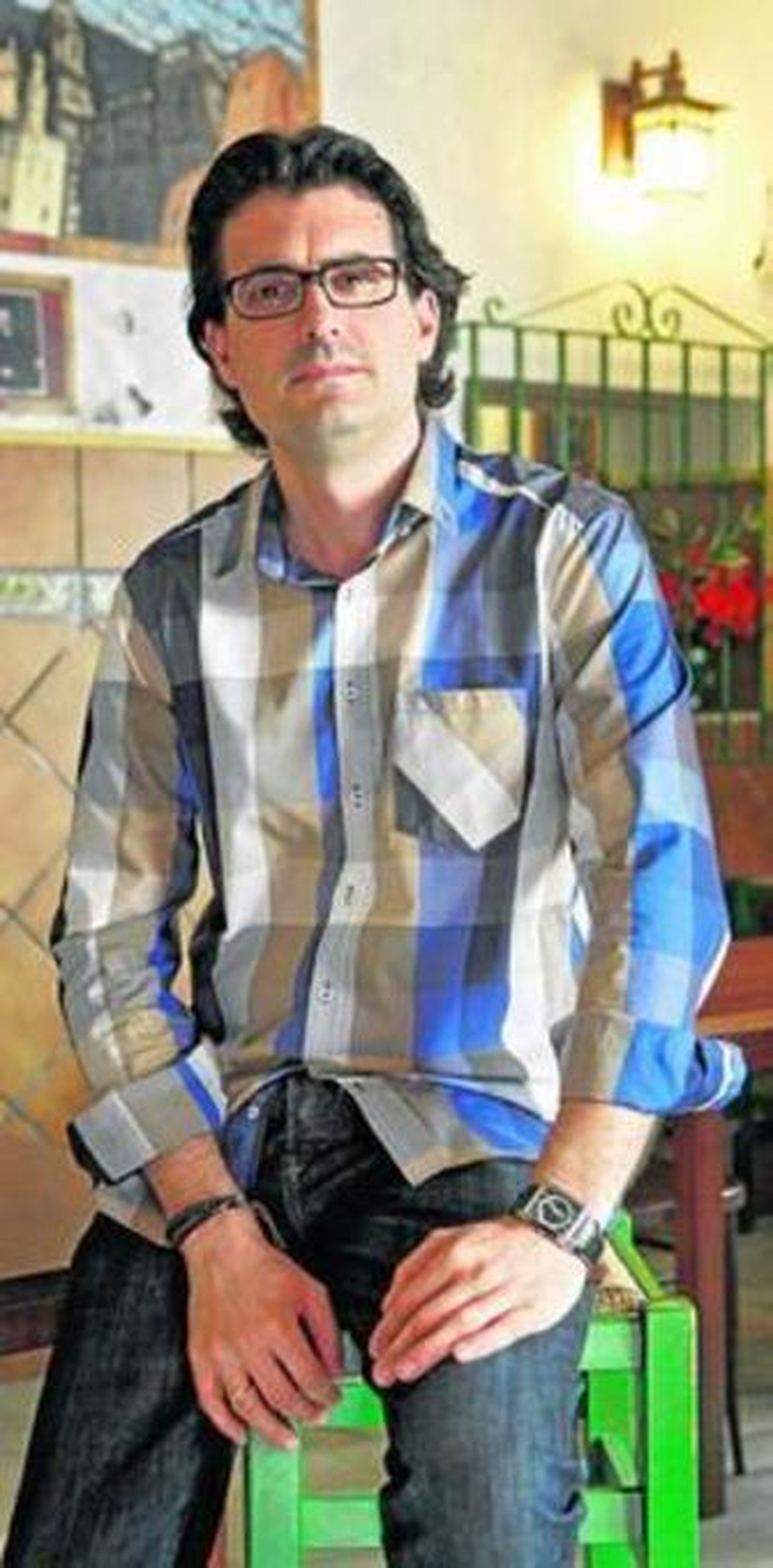 Felipe Marín, en la taberna de su propiedad.