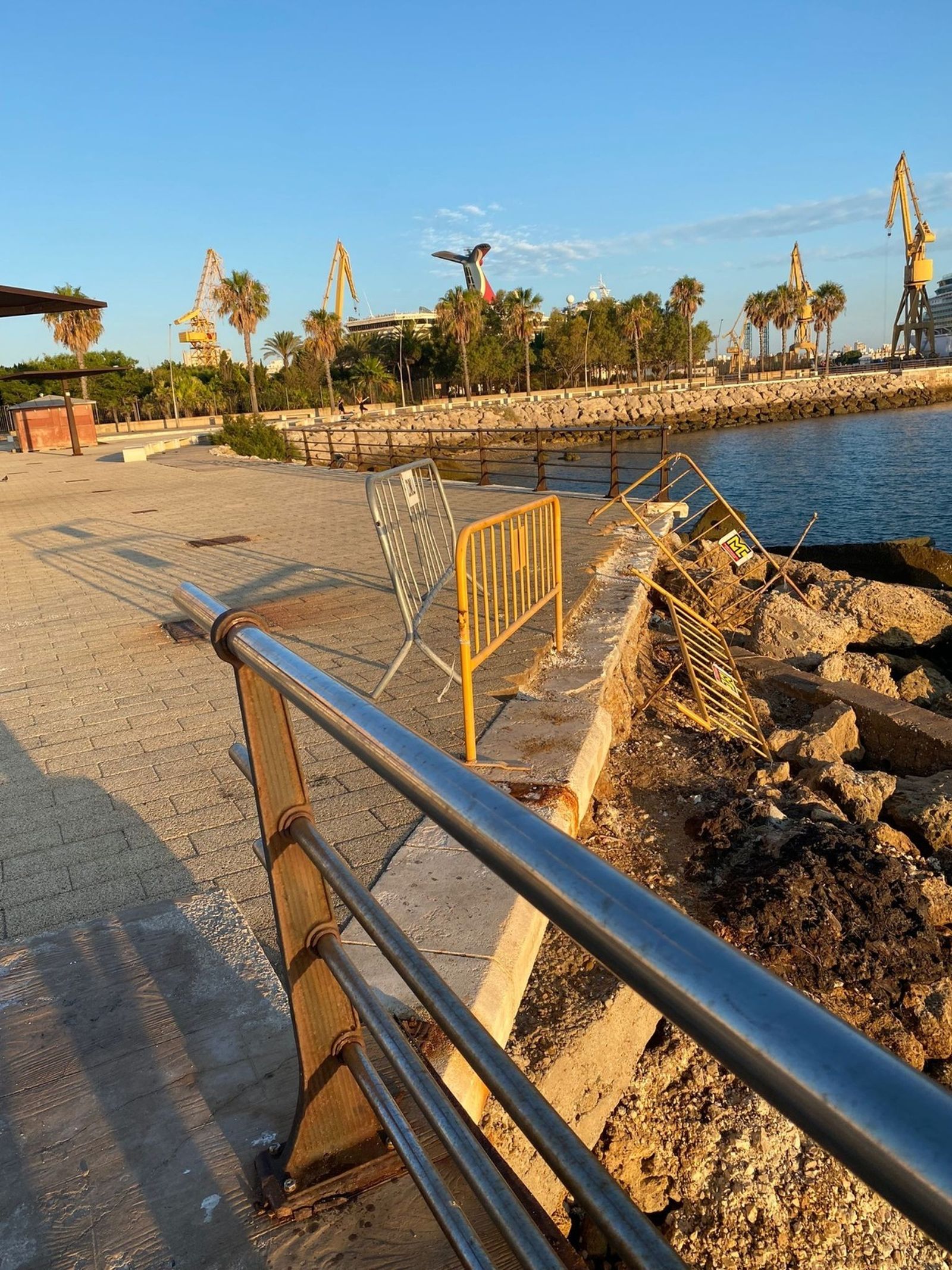 Falta de vallado en el paseo del barrio de Astilleros.