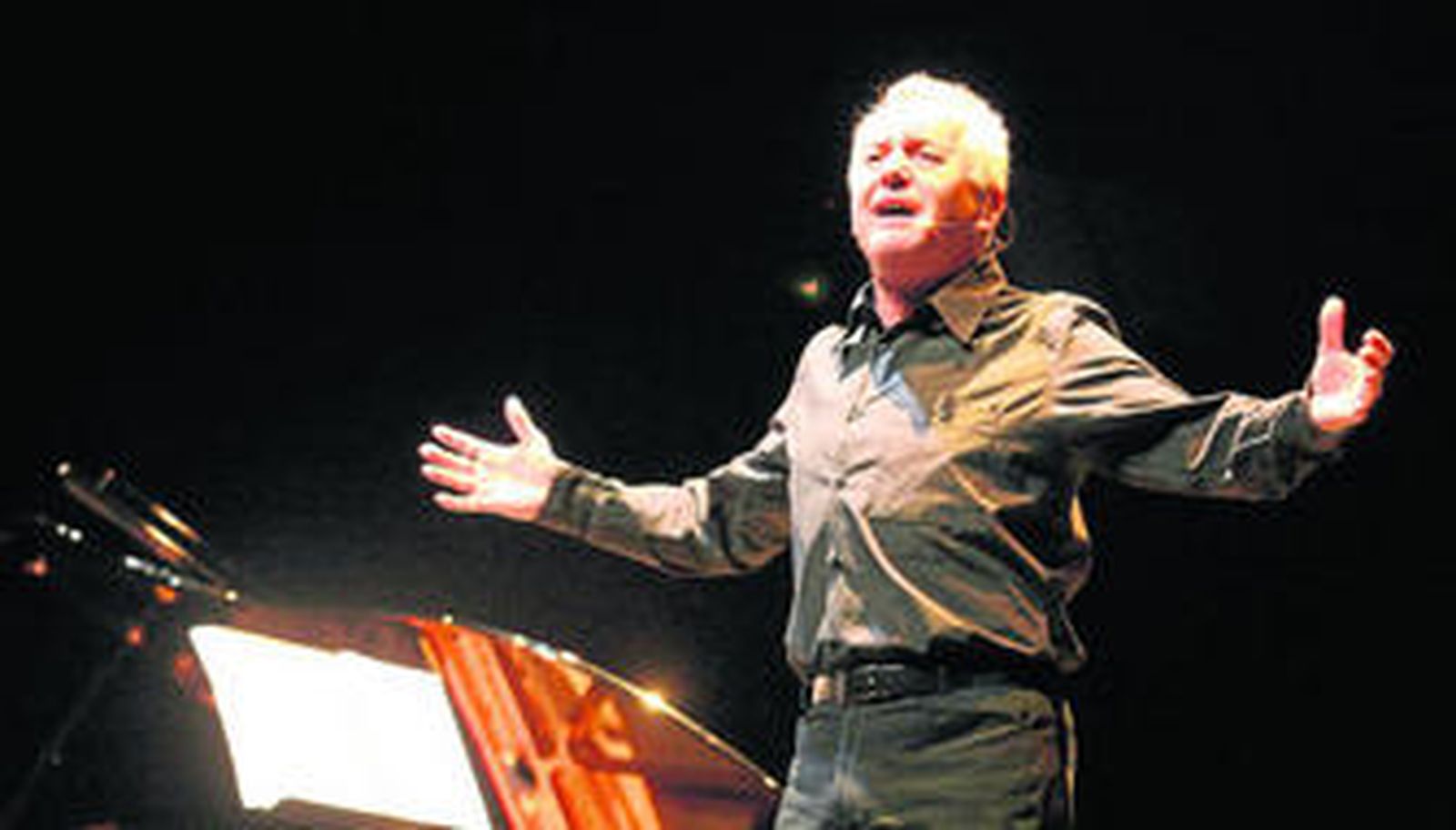 Víctor Manuel, exultante en un momento de su actuación en La Línea.