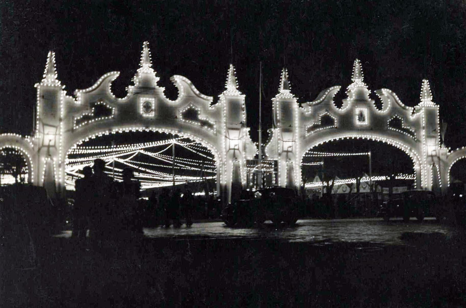 Portada de la Feria  en el Prado de San Sebastián.