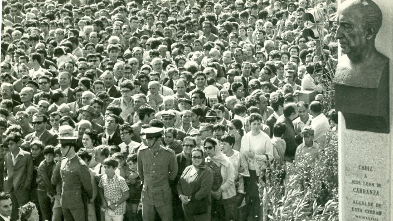 Miles de personas en la inauguración del puente. A la derecha, una imagen de monolito en memoria de Carranza.