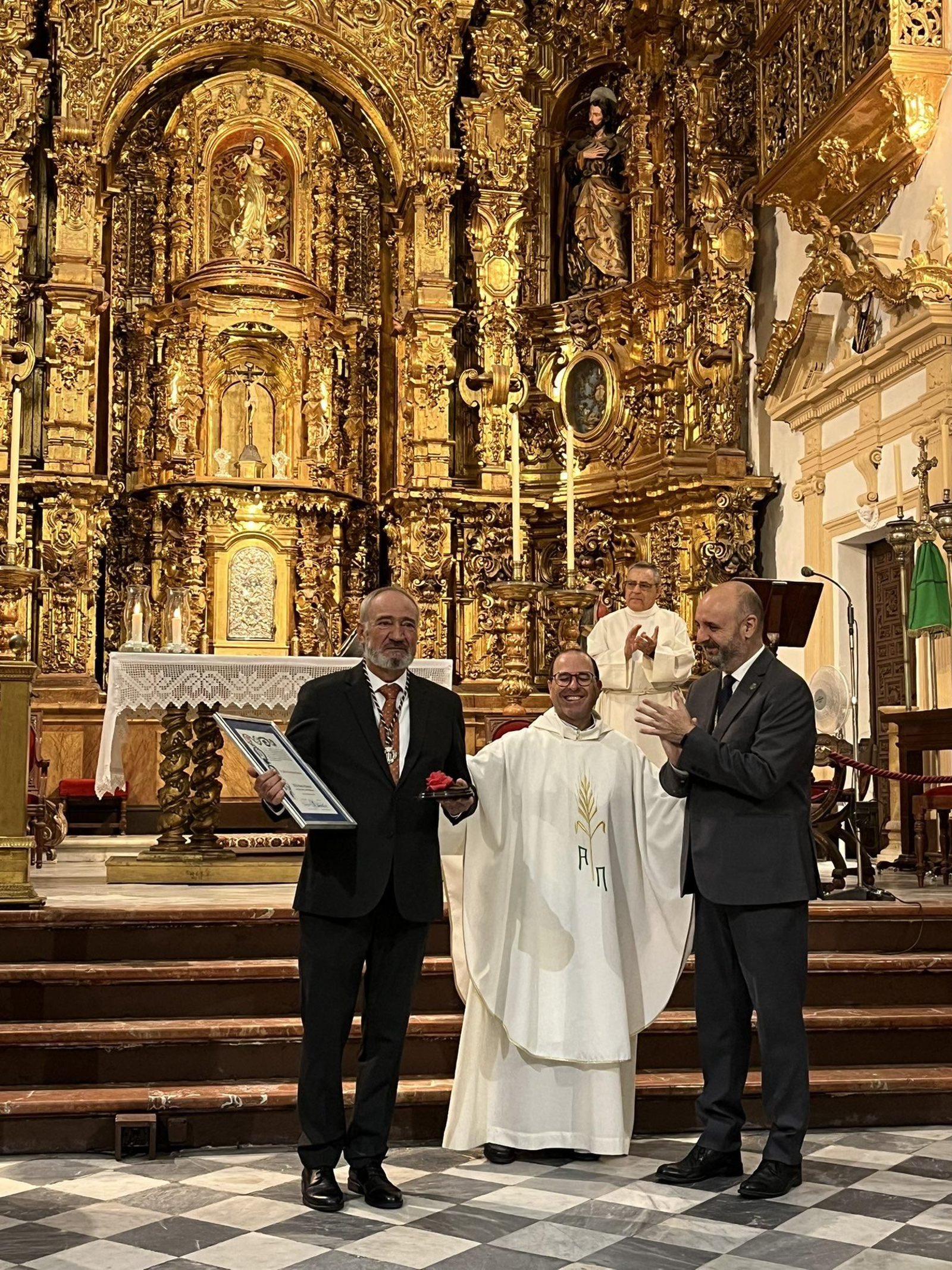 Pedro Santiago recibe la Rosa Natural de Descendimiento.