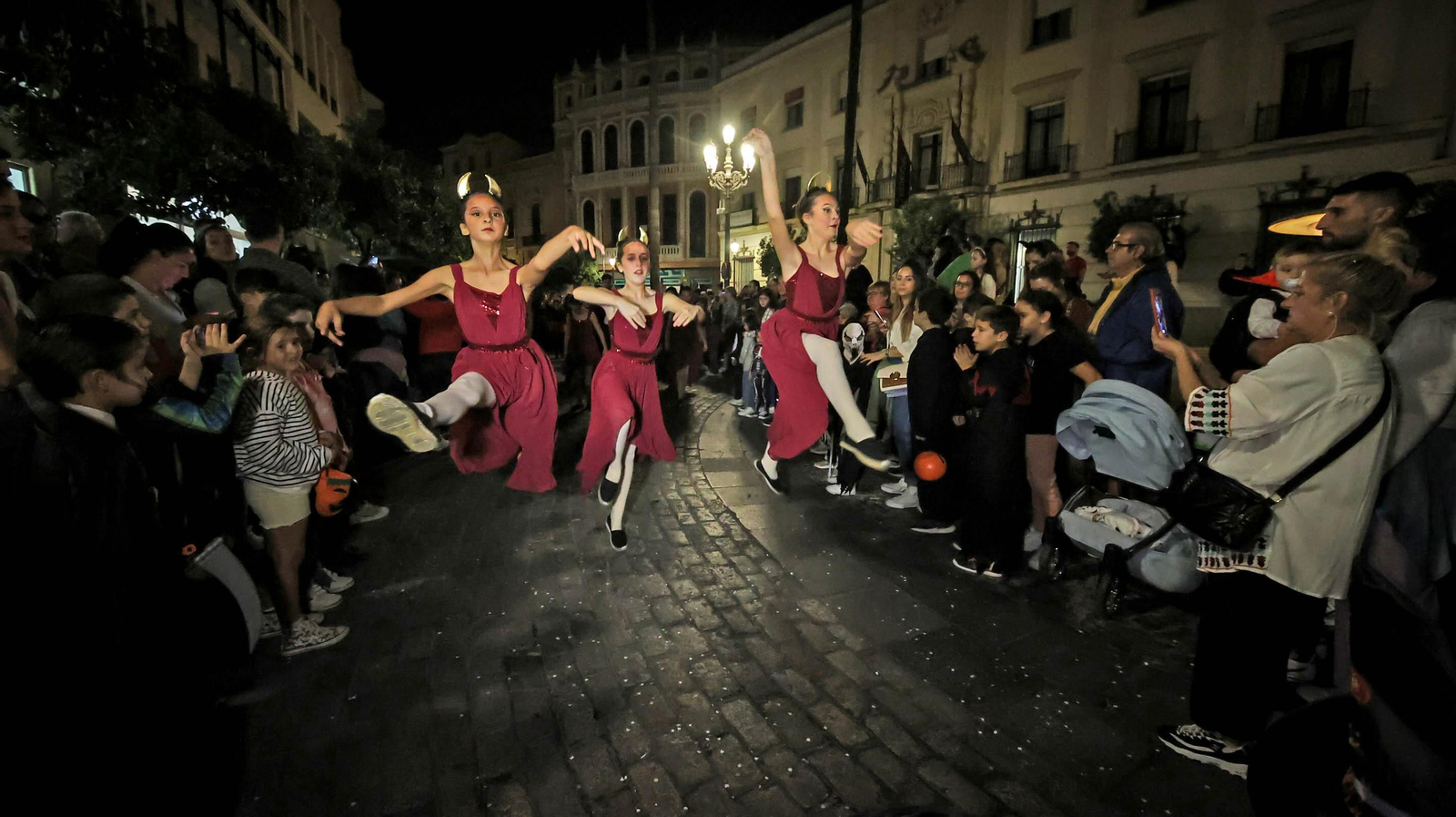 El desfile de Halloween llena las calles de Jerez