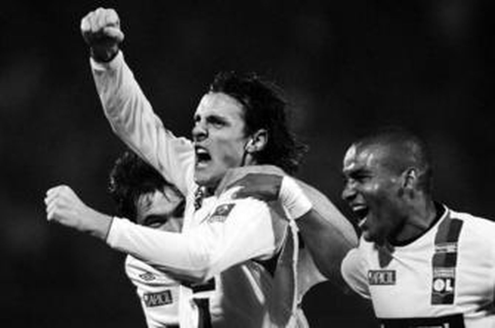 Squillaci celebra un gol con la camiseta del Olympique de Lyon durante un partido de la Ligue 1.
