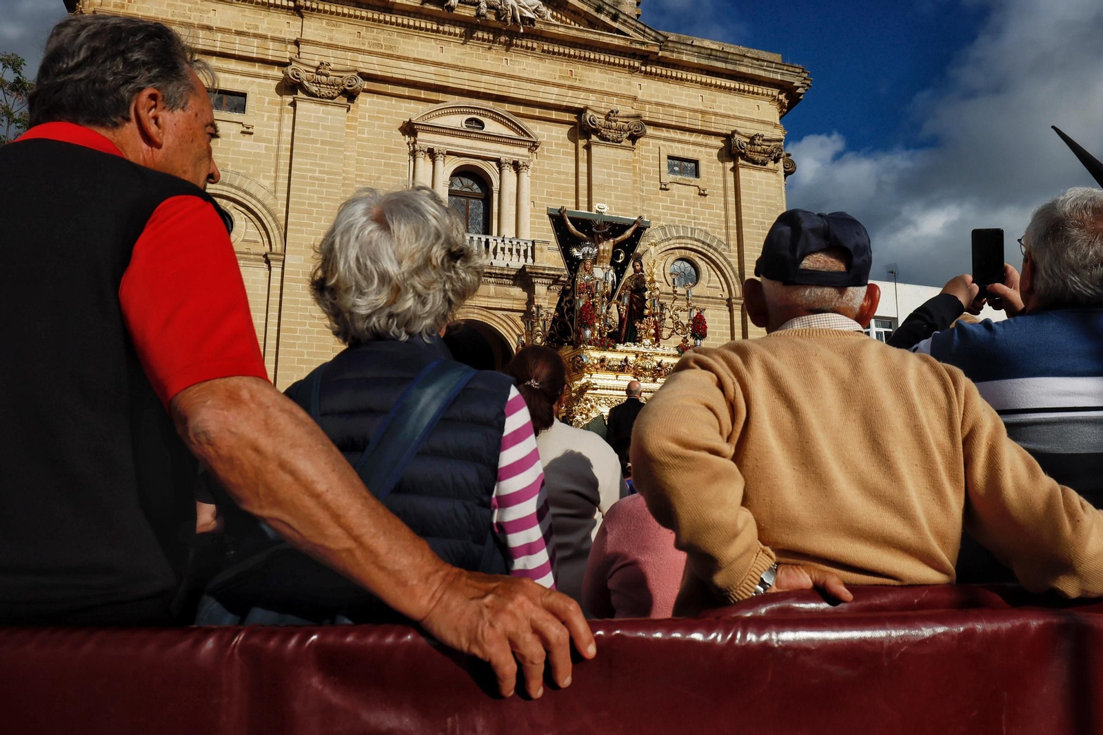 Imágenes de la salida de la Vera Cruz en la Semana Santa de Chiclana 2025