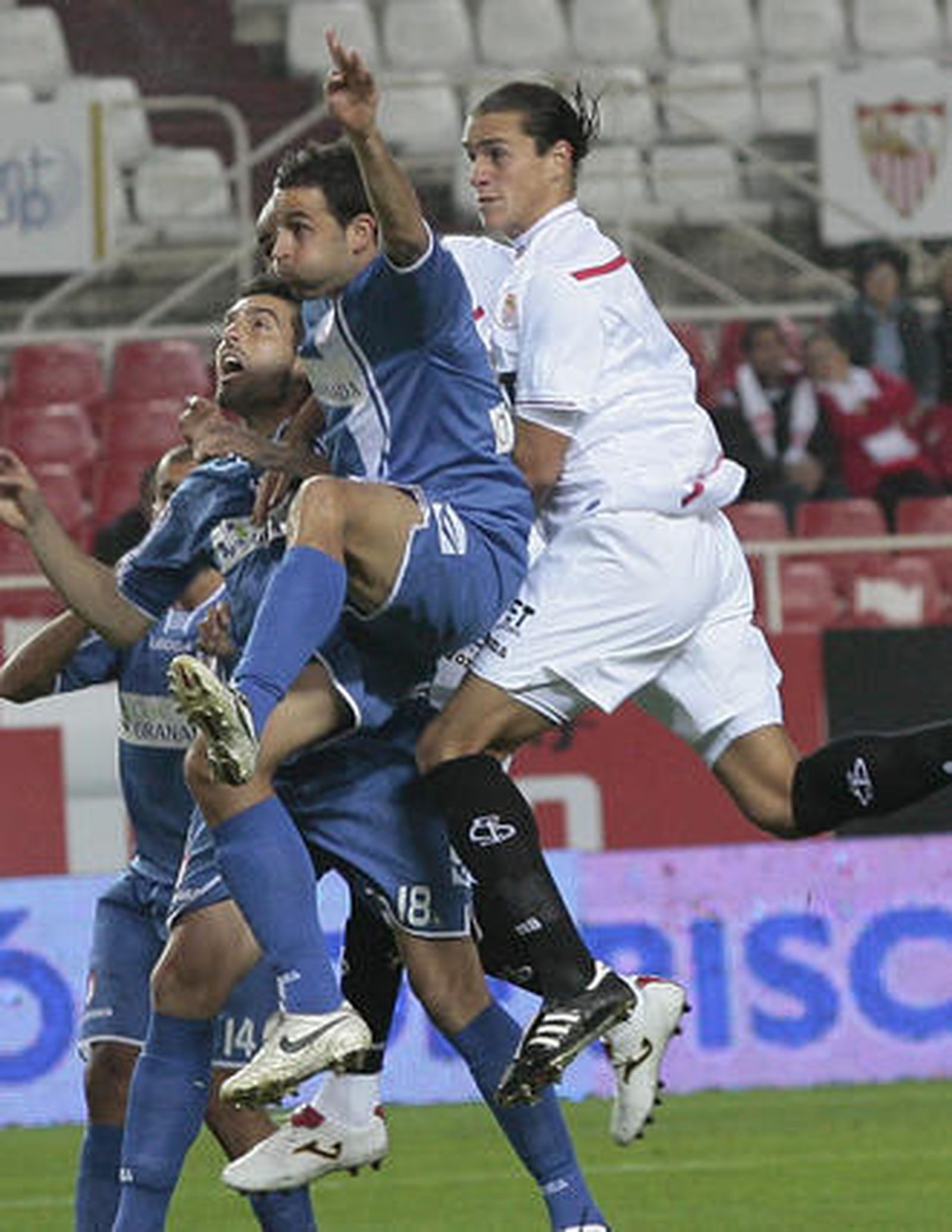 El Sevilla empata (1-1) frente a un digno Granada, que se llevó el III Trofeo Antonio Puerta en los penaltis ante un escaso público.

Foto: Juan Carlos Muñoz