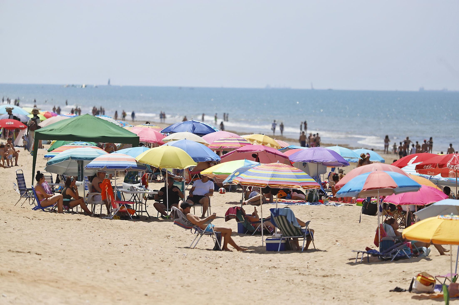 Las imágenes de la jornada de domingo en las playas de Huelva