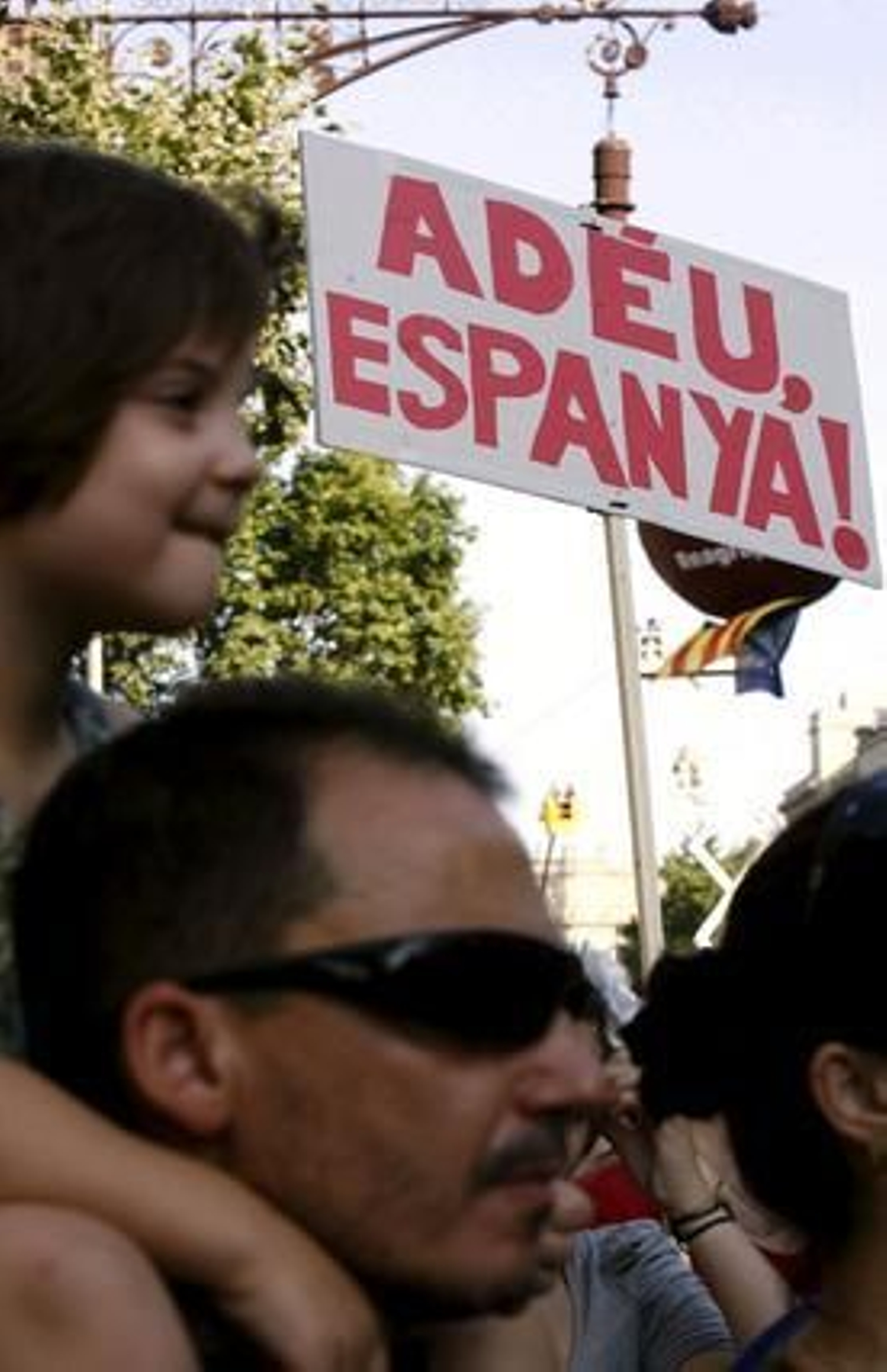 Más de un millón de personas marchan por las calles de Barcelona para protestar contra la sentencia del 'Estatut'. / EFE