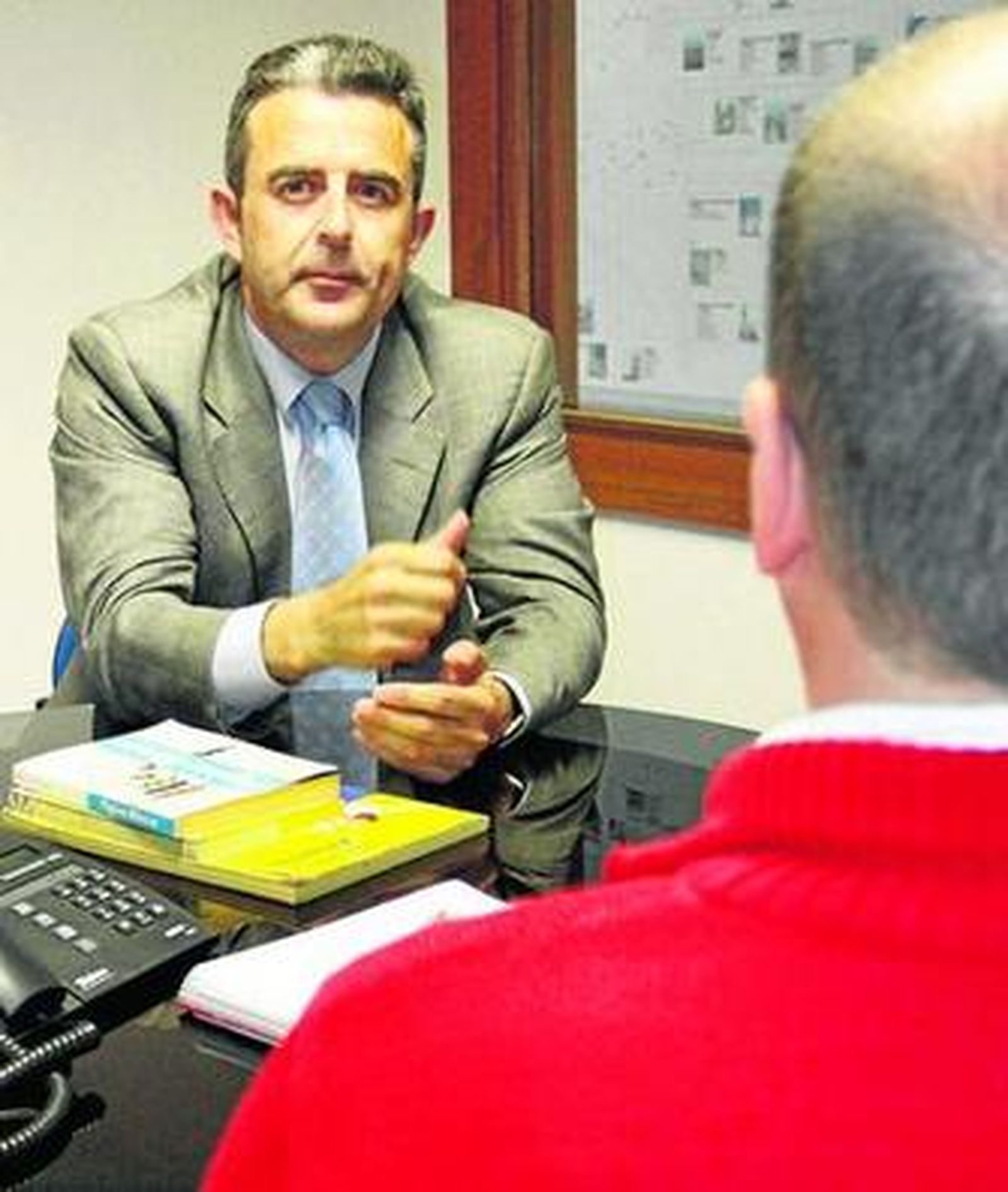 De frente, el abogado José Luis Orta; de espaldas, Carmelo Macías.