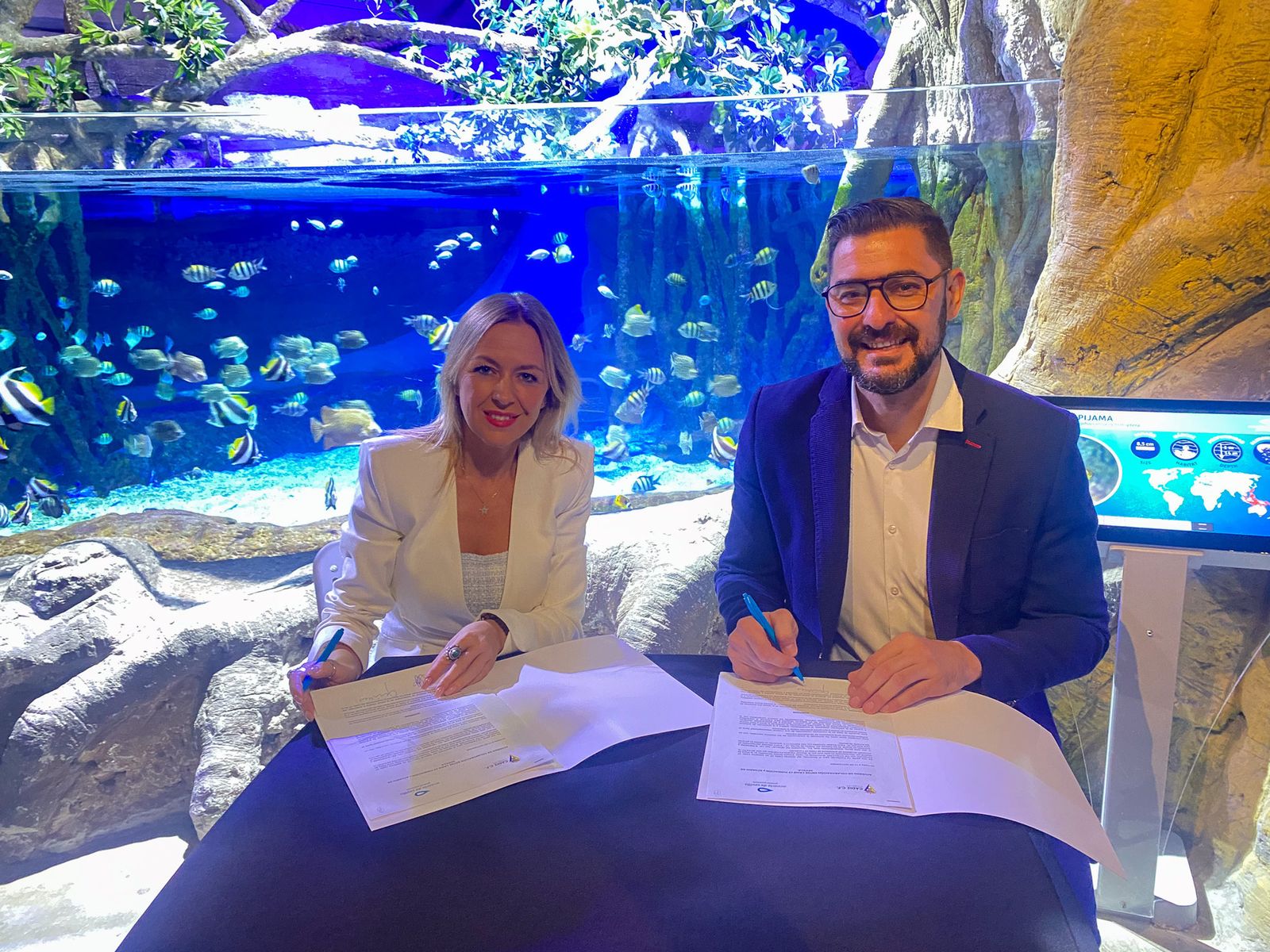 Rocío Alcázar y Antonio firman el acuerdo.