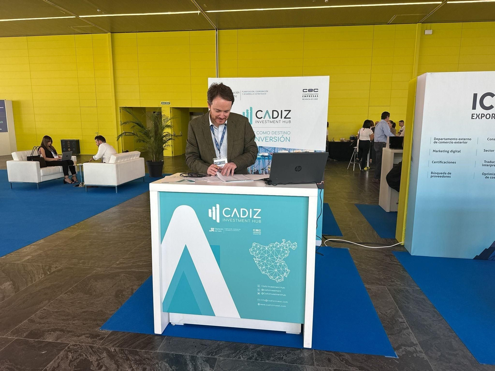 Manuel Martín, coordinador de Cádiz Investment Hub, en el estand durante la Andalucía Trade Global 2025.