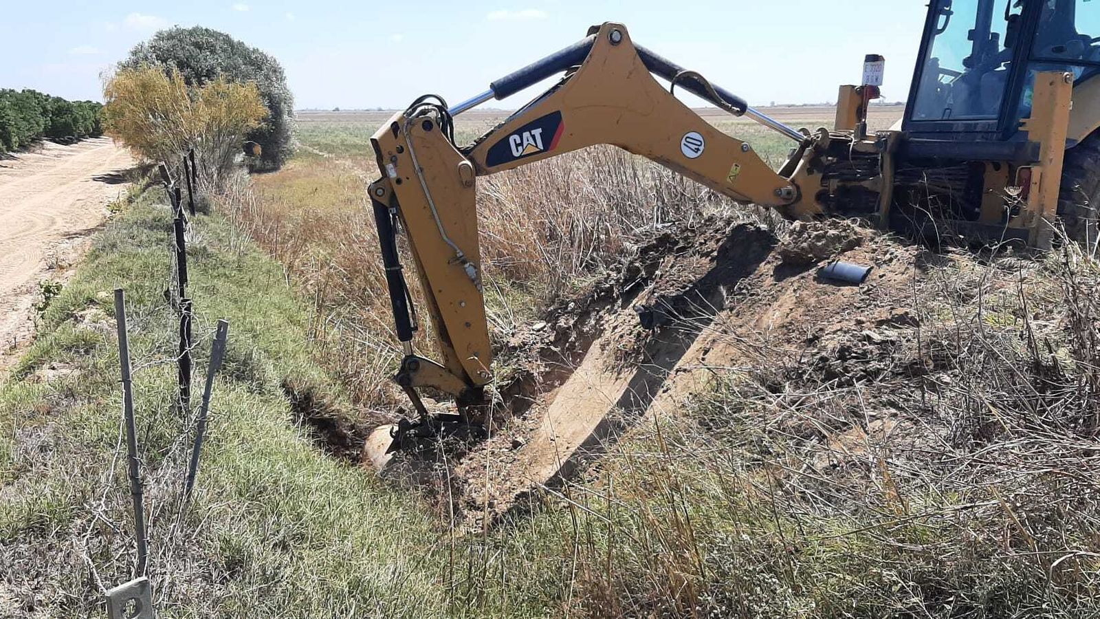 Una grúa abre un pozo de agua ilegal