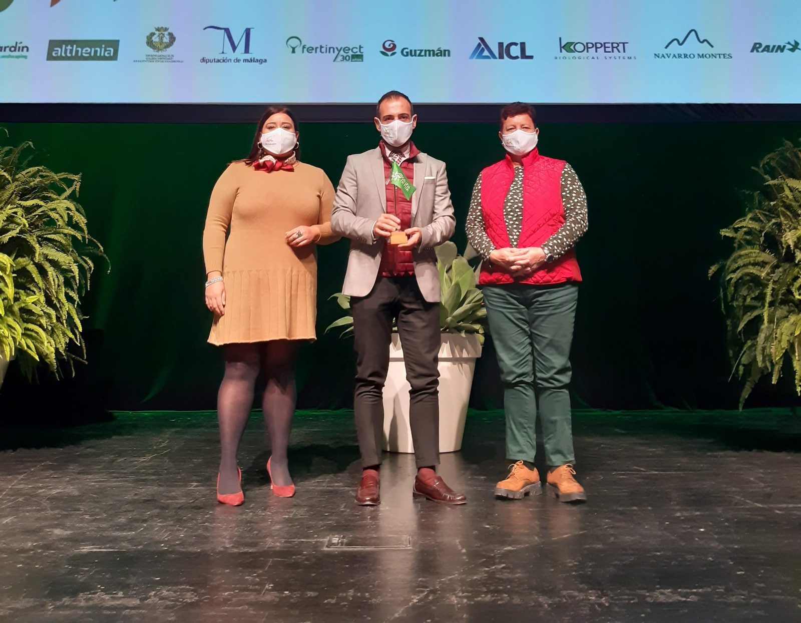 El alcalde de Cañete de las Torres recoge el Premio Flor de Andalucía para su municipio.