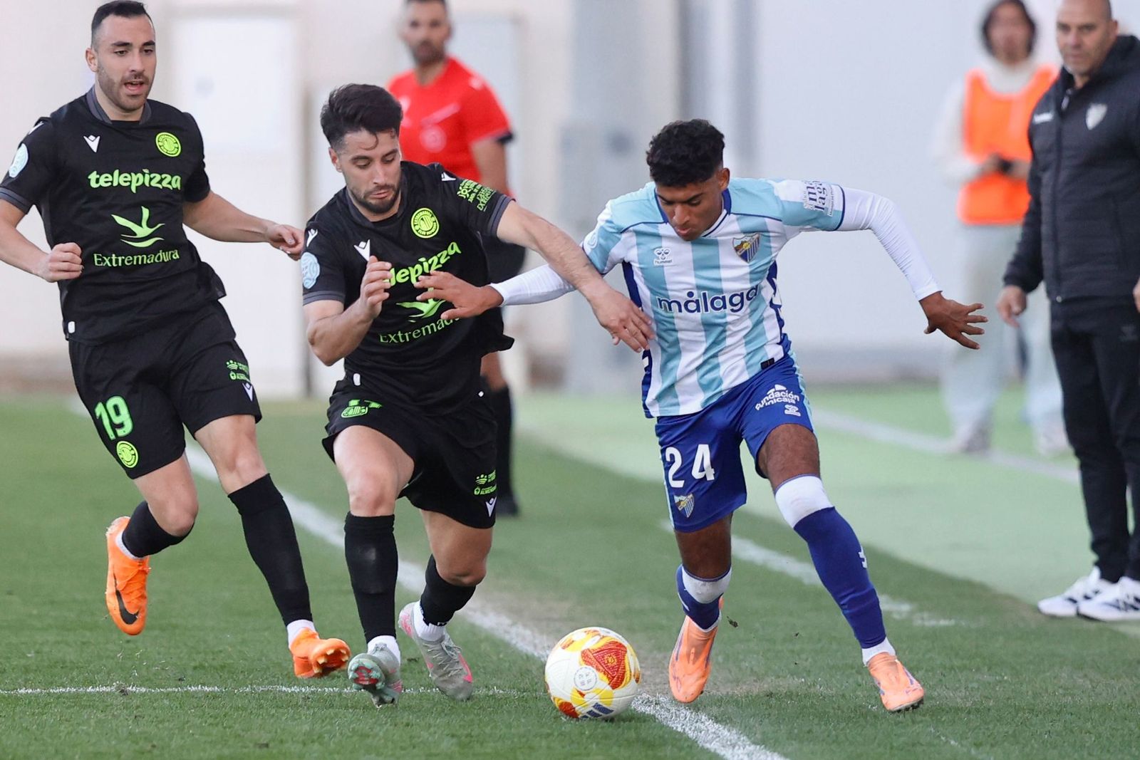 Houssam Lakhyar intenta driblar a un rival del CD Extremadura