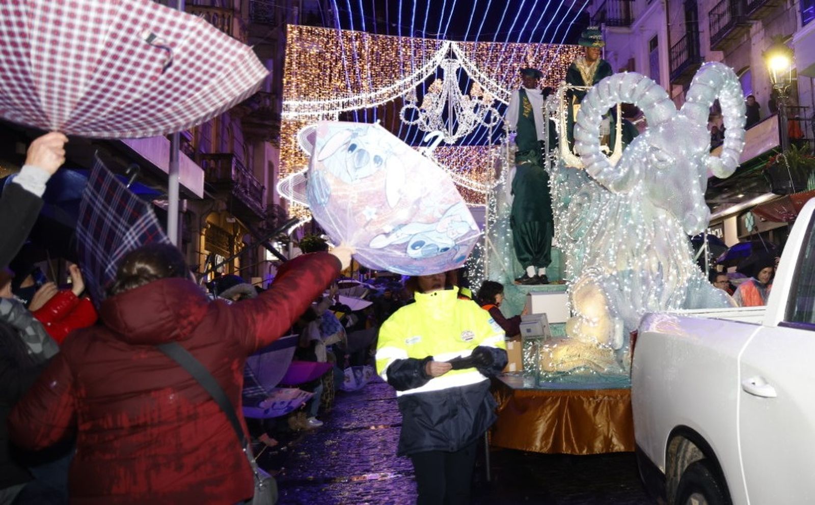 Baltasar lanza caramelos a los jiennenses en la avenida de Madrid.