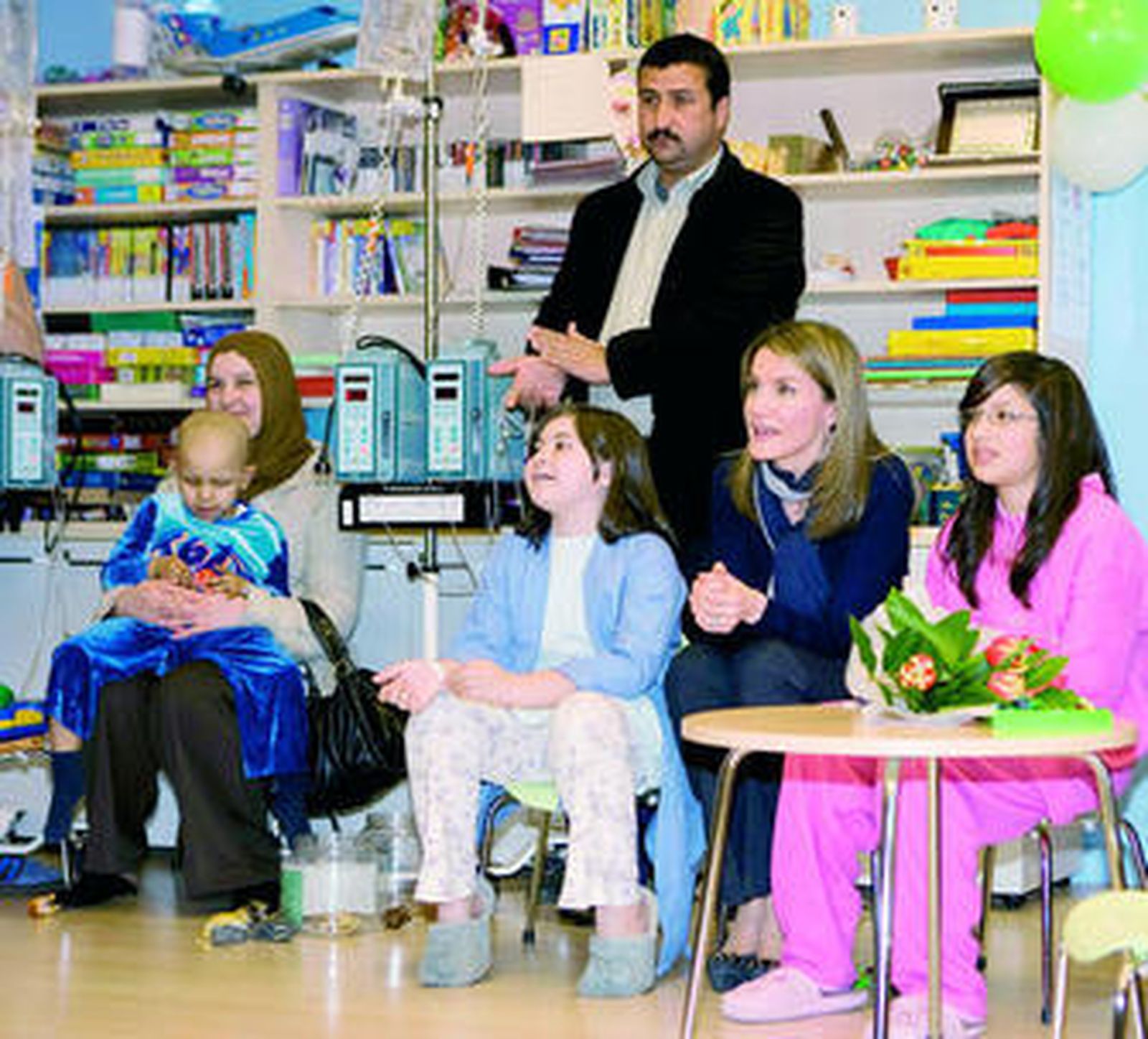 Doña Letizia, con un grupo de niños ingresados en un hospital de Palma.
