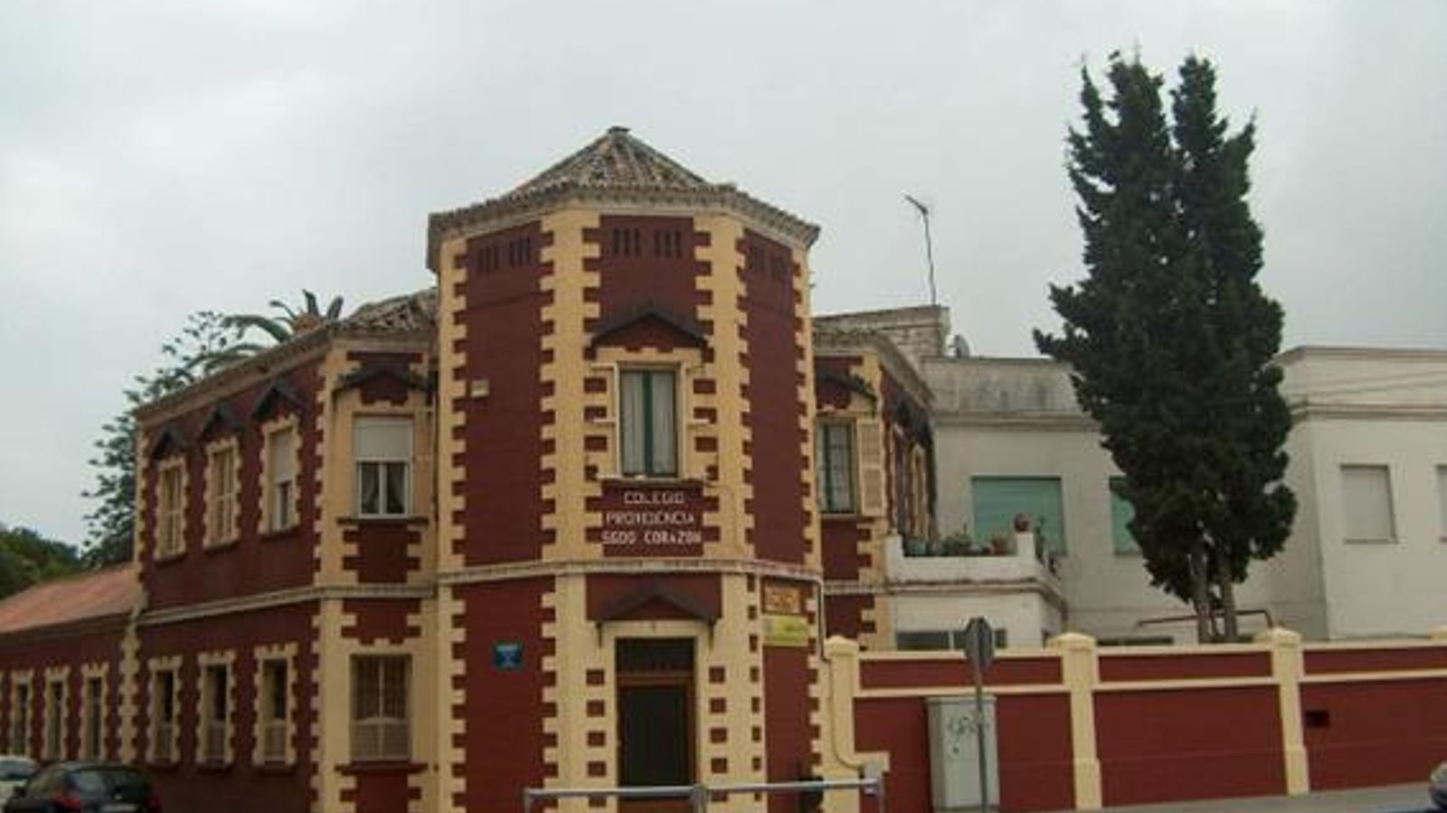 Colegio del Sagrado Corazón o Casa Colorada.