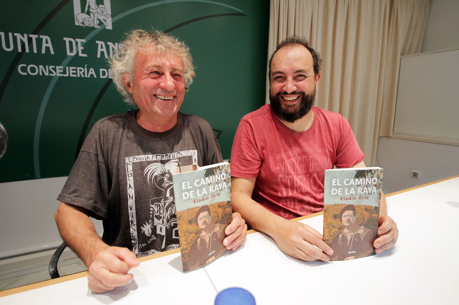 El autor, Eladio Orta, acompañado por su editor en Niebla, Rafael Pérez, al inicio del acto en la Biblioteca.