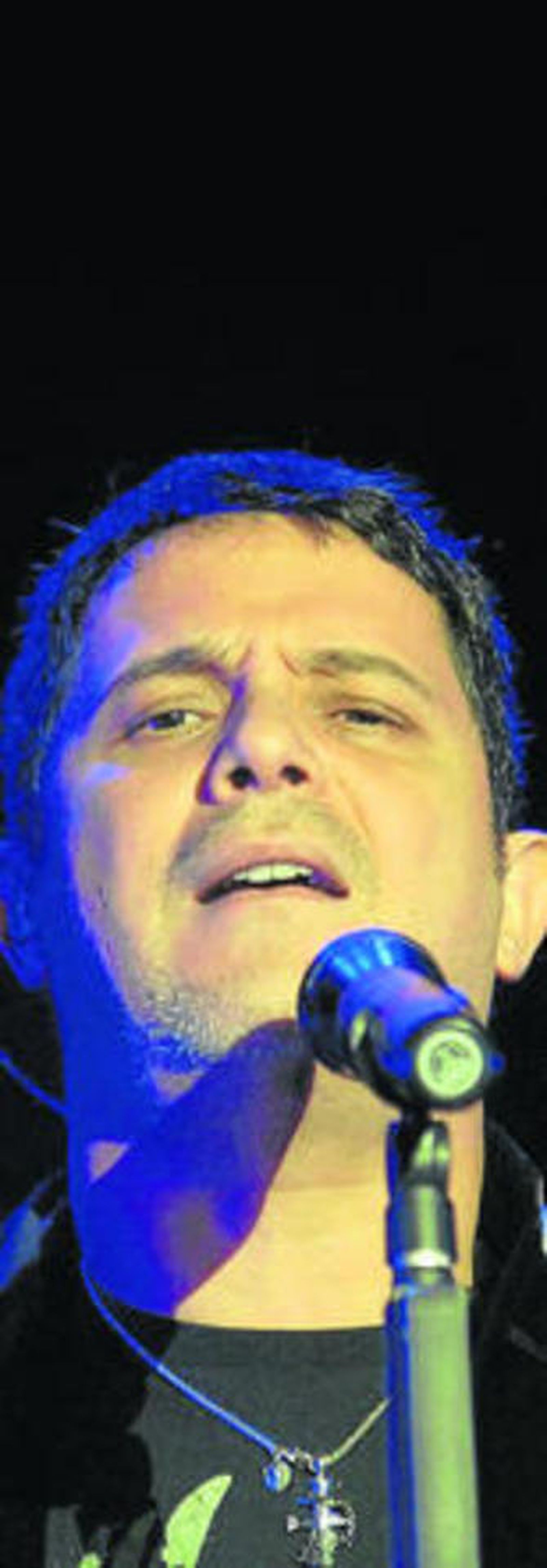 1. El músico encandiló a su público, en su mayoría mujeres enamoradas de sus canciones, en el Coliseo de Atarfe, que estuvo lleno a rebosar 2. Sanz desplegó un tremendo escenario con una buena cantidad de efectos de luz y de sonido. 3. Alejandro Sanz, en un momento en el que jugó con sus músicos durante algunos solos de guitarra. 4. El cantante hizo un repaso por lo mejor de su repertorio al tiempo que iba presentando los temas de su nuevo disco dentro de este 'Paraíso Tour' con el que vuelve a llenar los recintos de todos los lugares a los que acude a tocar.