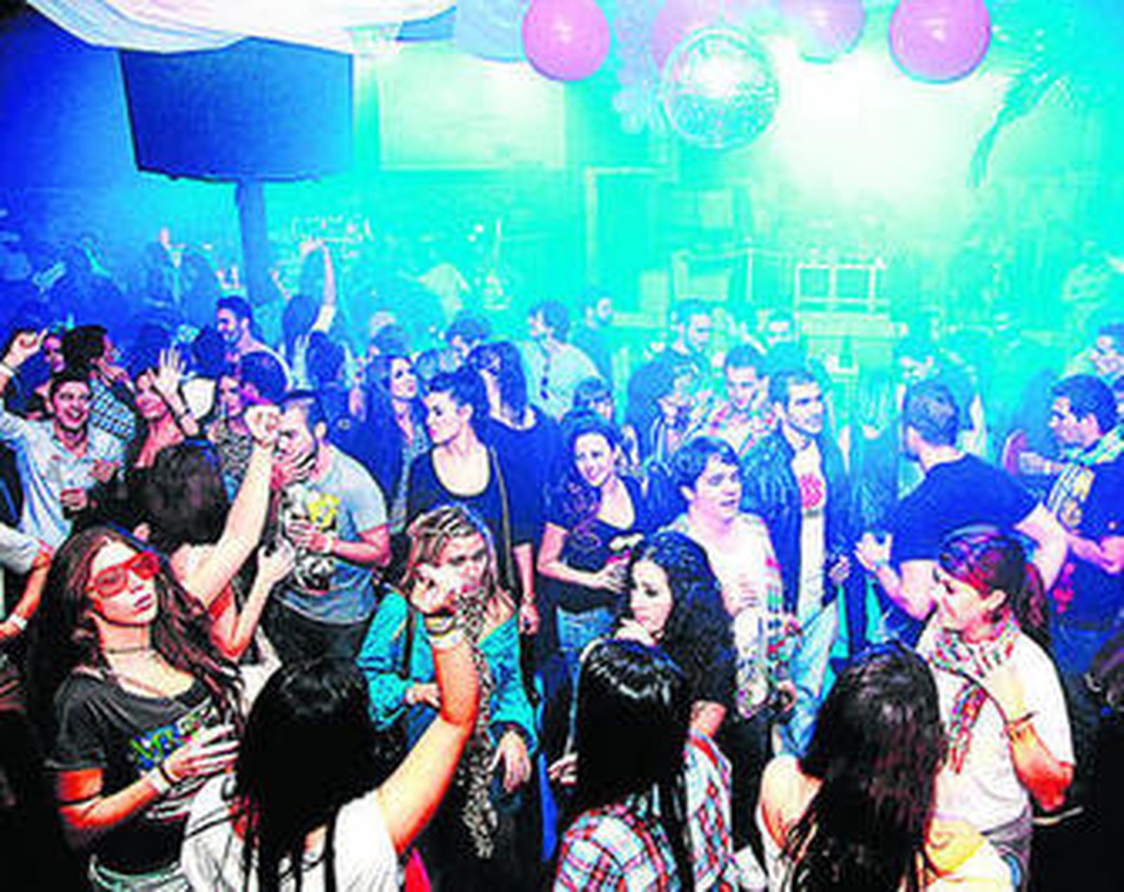 Algunos de los doscientos estudiantes elegidos bailando en la discoteca Pachá Ibiza.