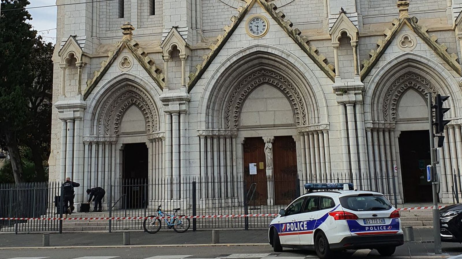 Un coche de la gendarmería a las puertas de una basílica.