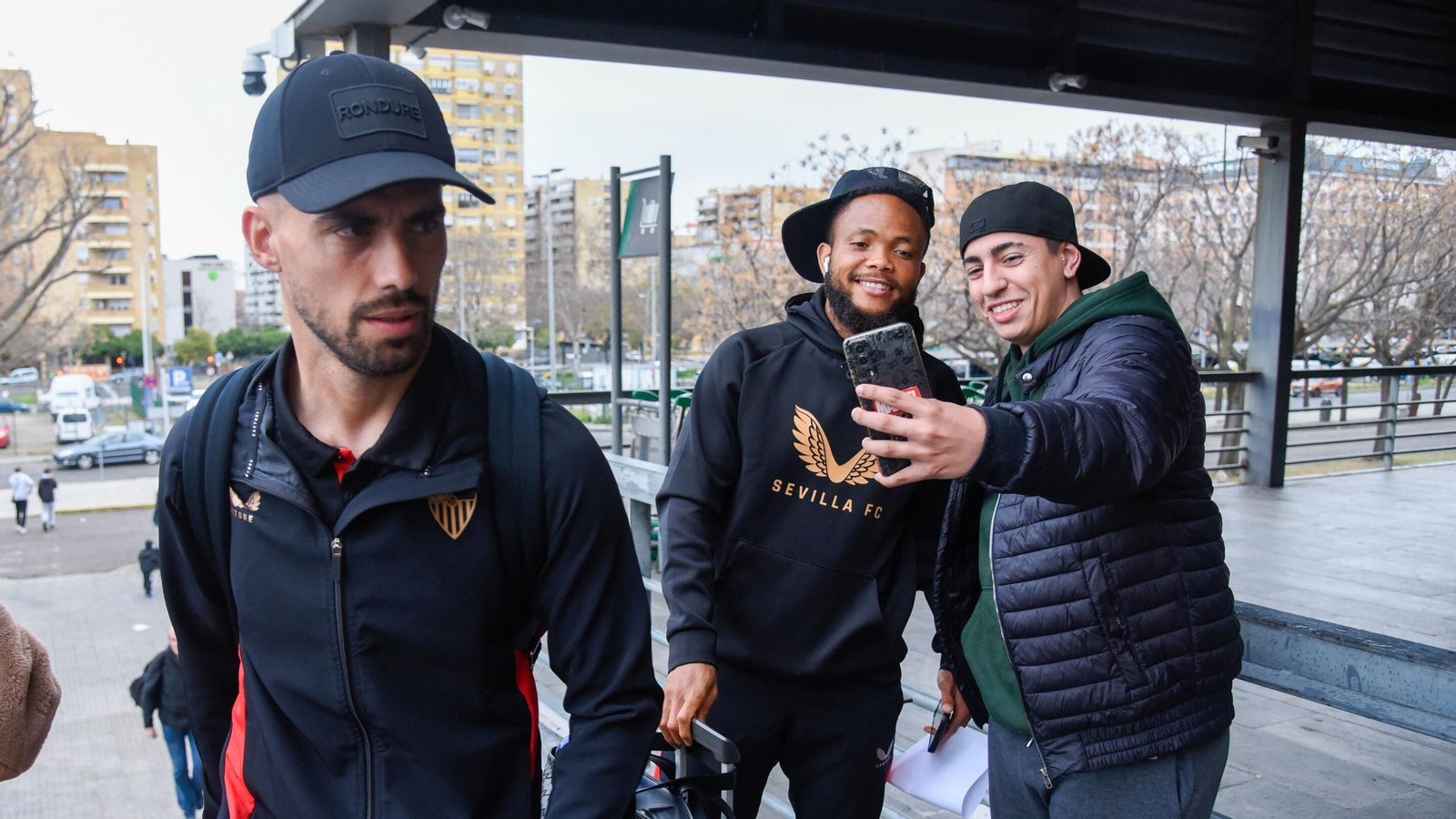 Suso llega a la estación de Santa Justa mientras Ejuke se hace una foto con un aficionado. Suso llega a la estación de Santa Justa mientras Ejuke se hace una foto con un aficionado.