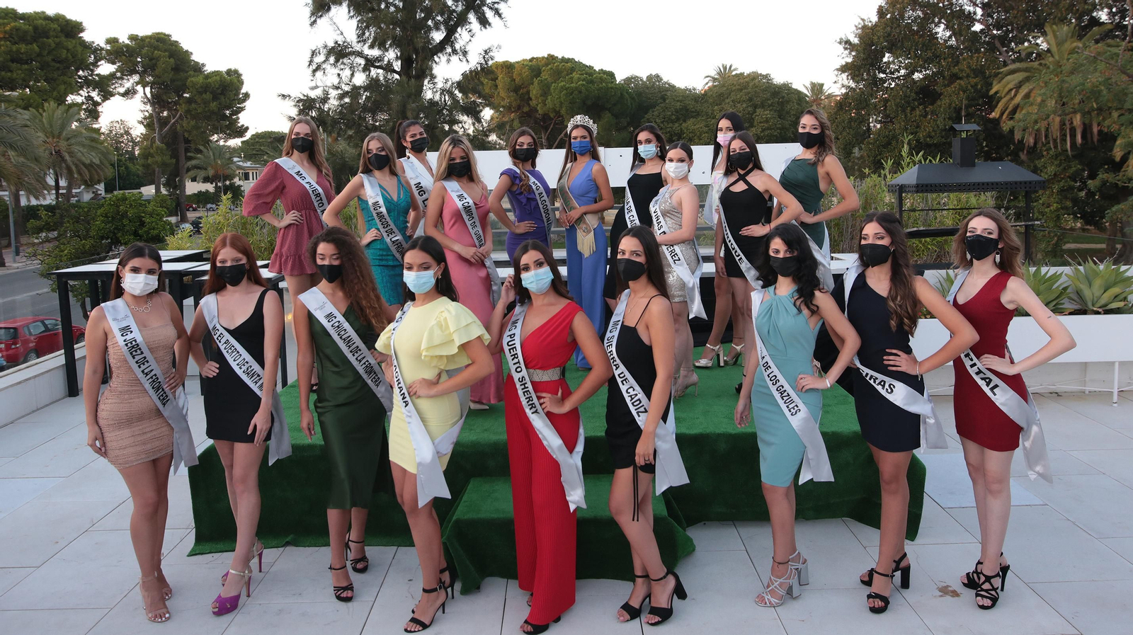 Todas las aspirantes a Miss Grand Cádiz 2021 posando con Clara Navas, ganadora del certamen Miss Grand Cádiz 2020 y 3ª en la Final de Miss Grand Spain 2020 Las aspirantes a Miss Grand Cádiz 2021 reciben sus bandas en el Hontoria