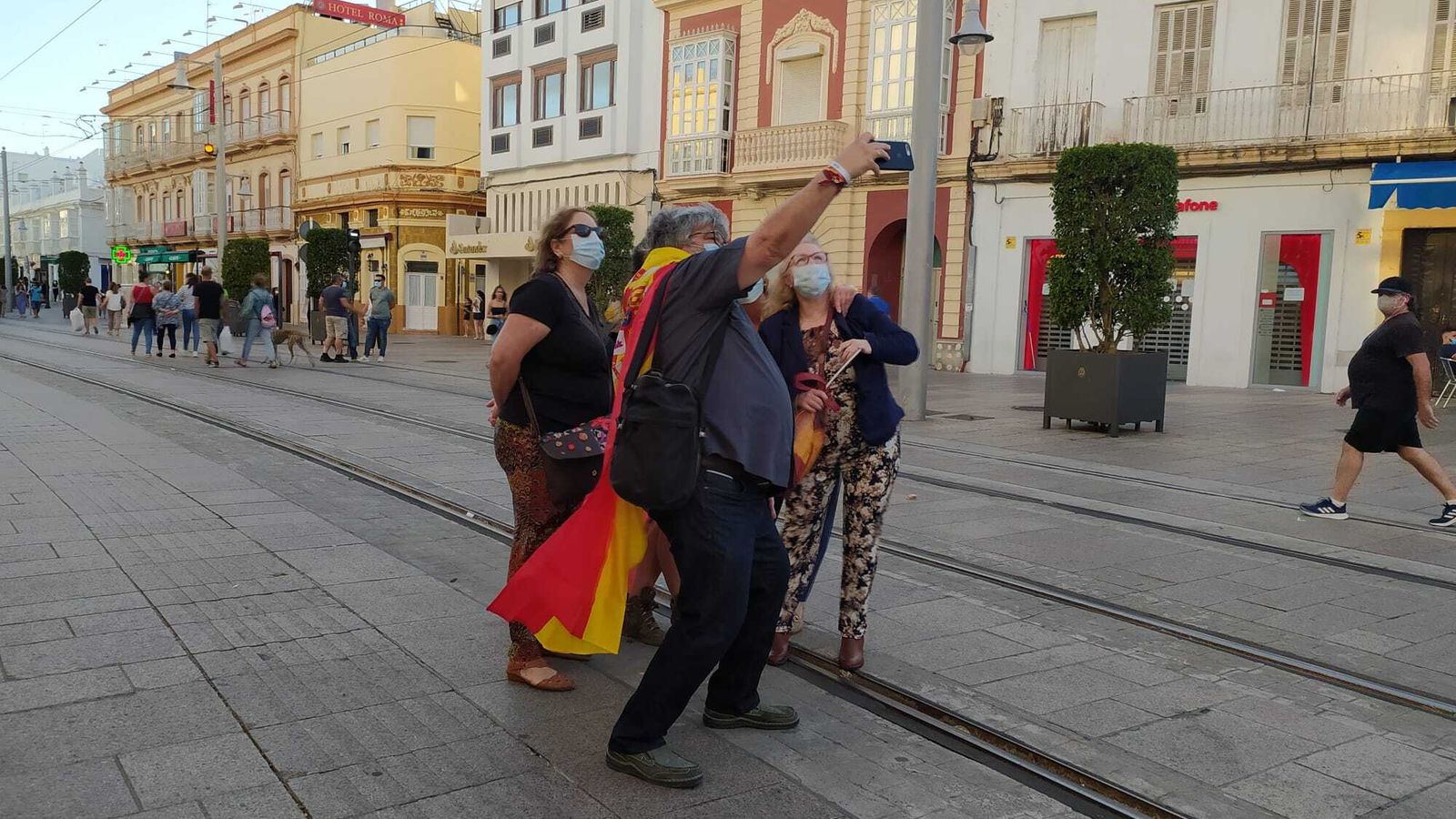 Varios manifestantes haciéndose un selfie.