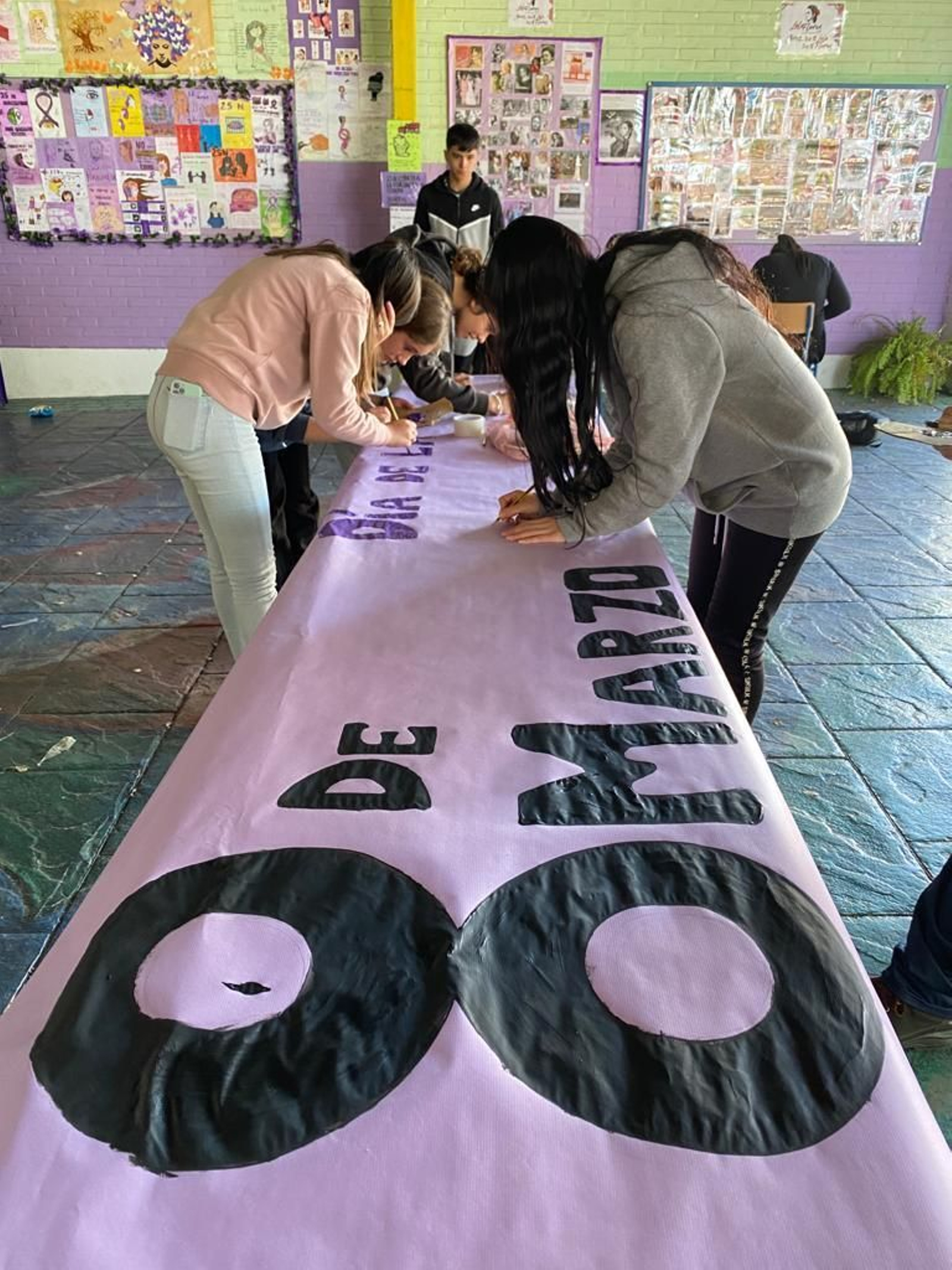 Varios alumnos, preparando las pancartas.