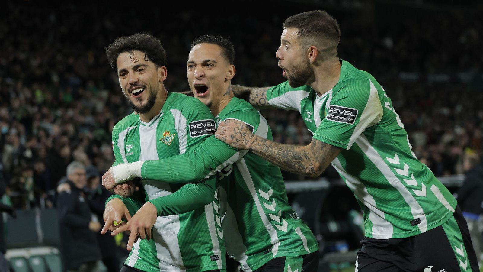 Pablo Fornals, Antony y Aitor Ruibal festejan el 2-0 del Betis.