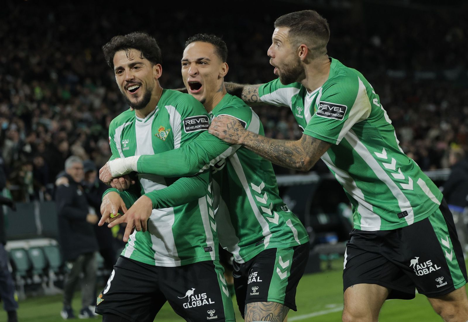 Pablo Fornals, Antony y Aitor Ruibal festejan el 2-0 del Betis.