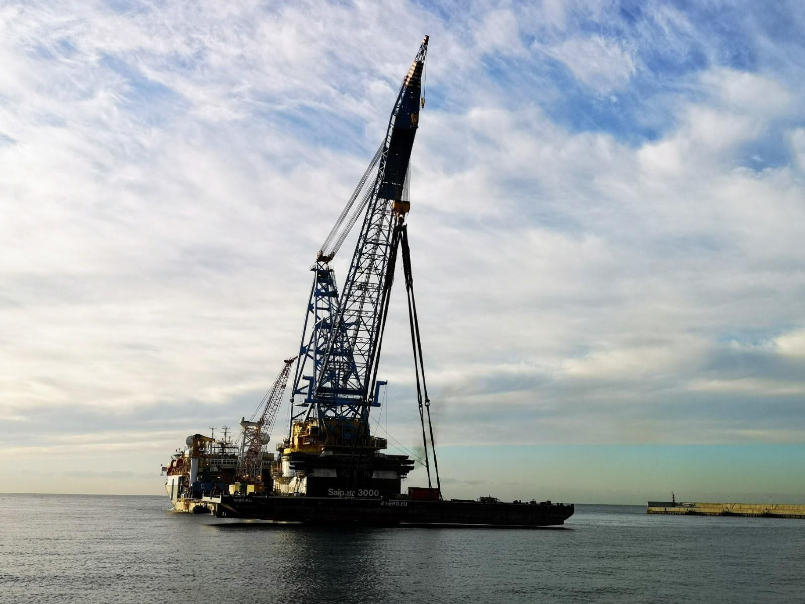El Saipem 3000, en la bahía de Almería.