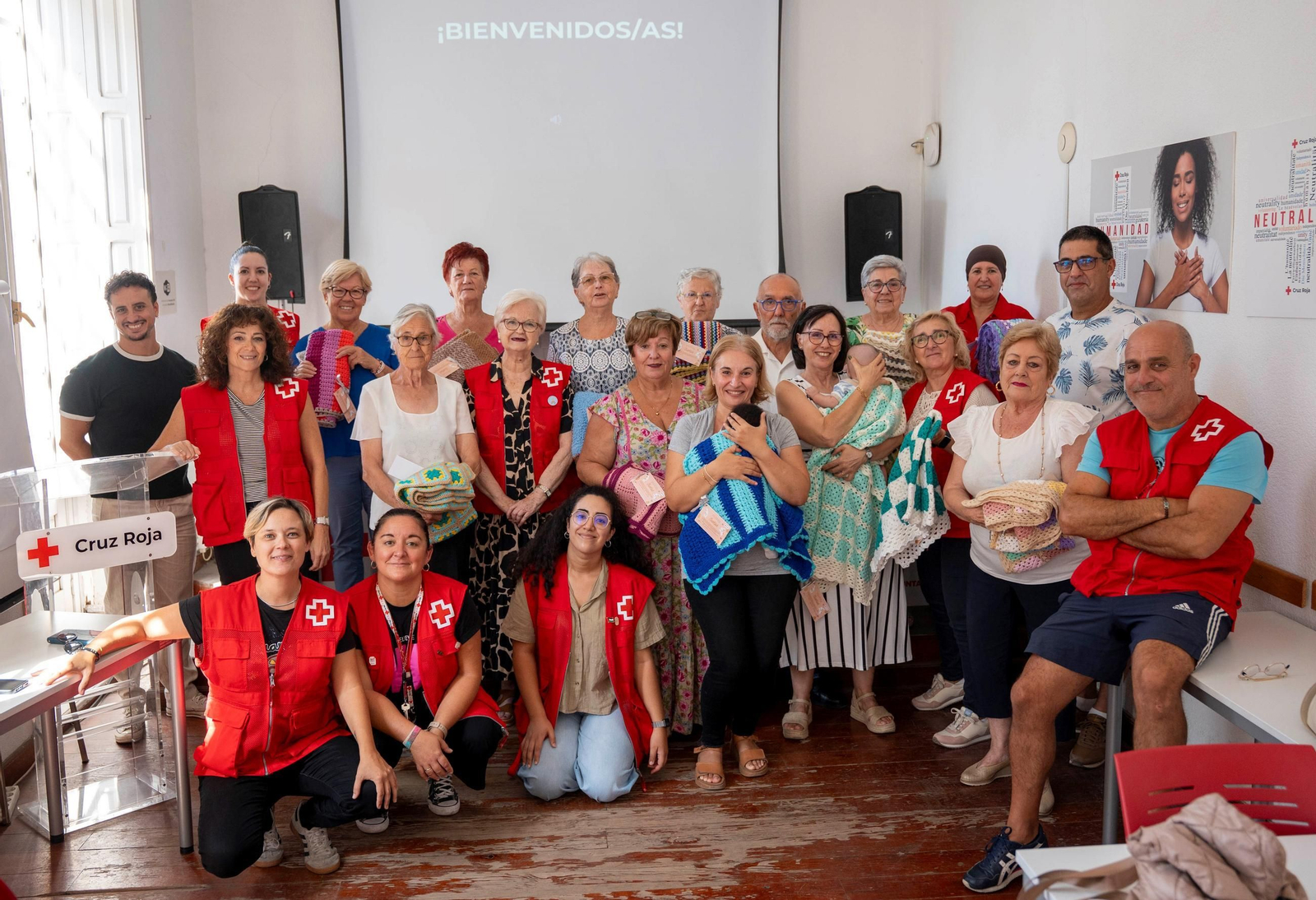 Emotivo acto de entrega de las mantitas que ha tenido lugar en la sede de Cruz Roja