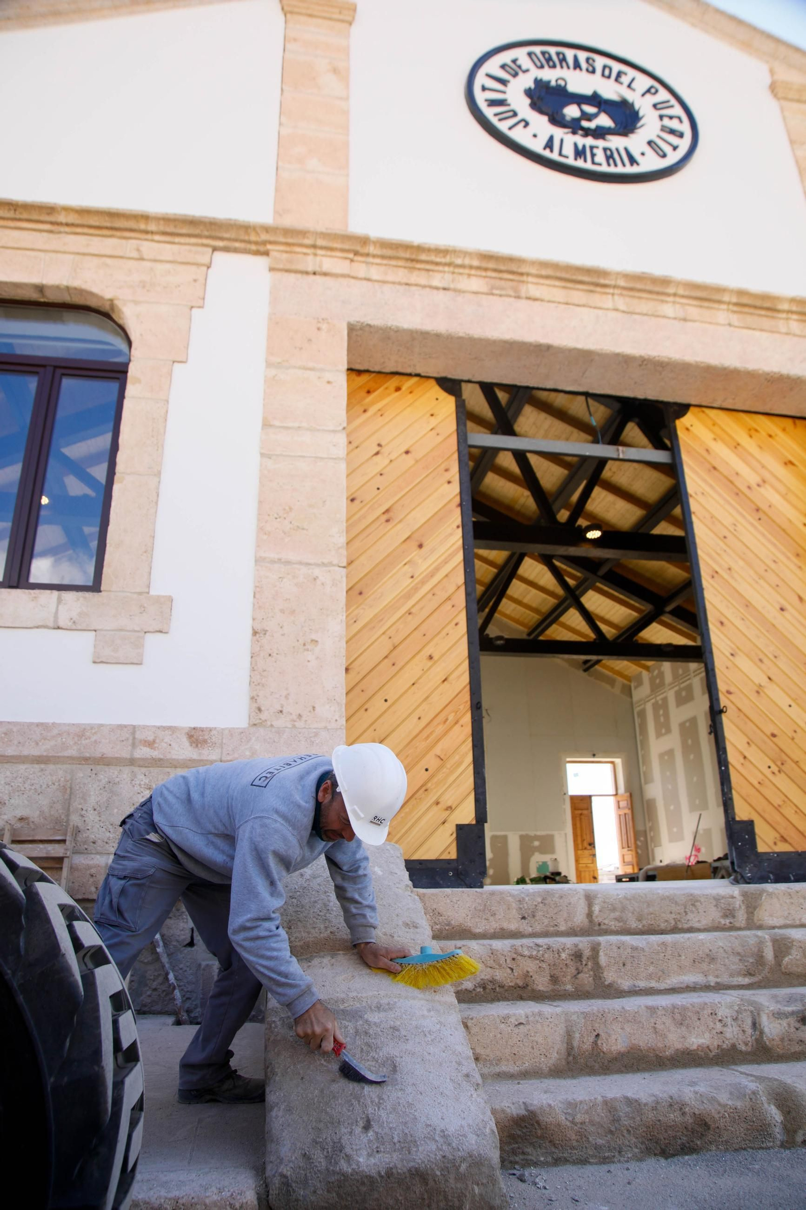 Las imágenes de la visita a la obras del Puerto de Almería