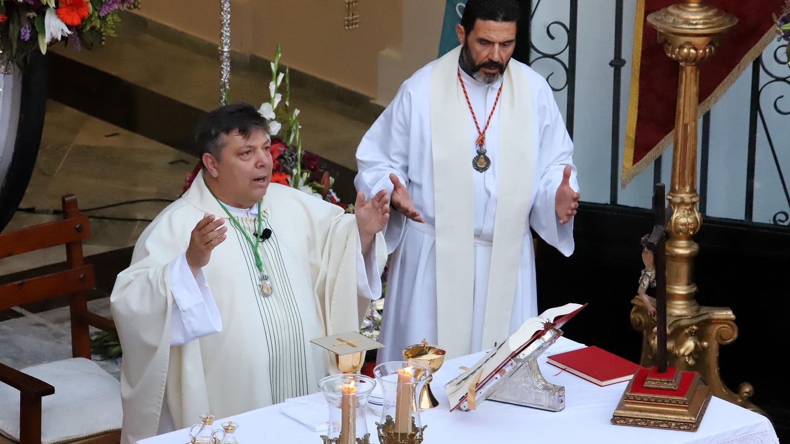 El capellán de la Hermandad de Huelva, José Antonio Omist, oficializa la misa.