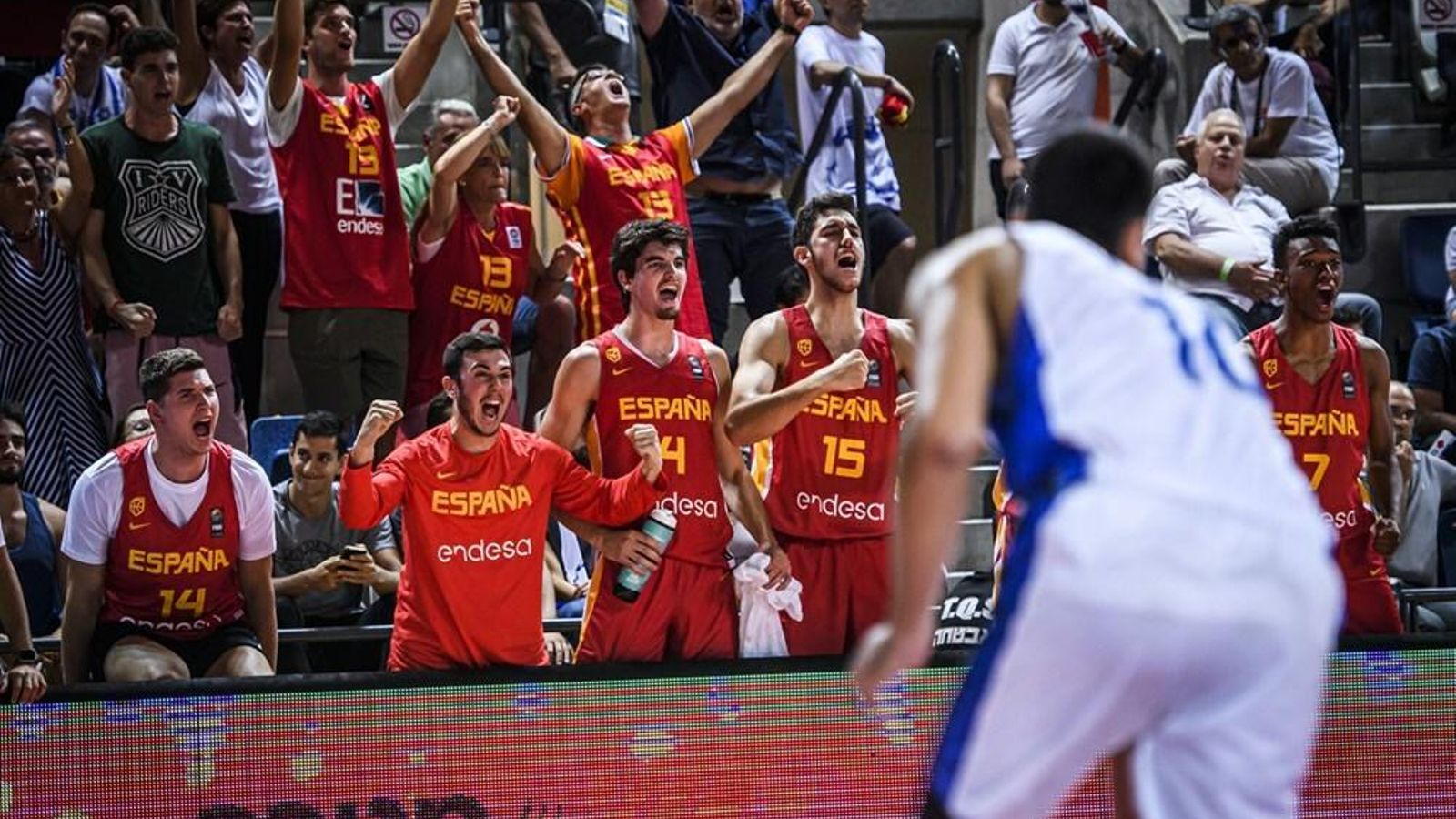 Ignacio Rosa celebra una canasta en el banquillo.