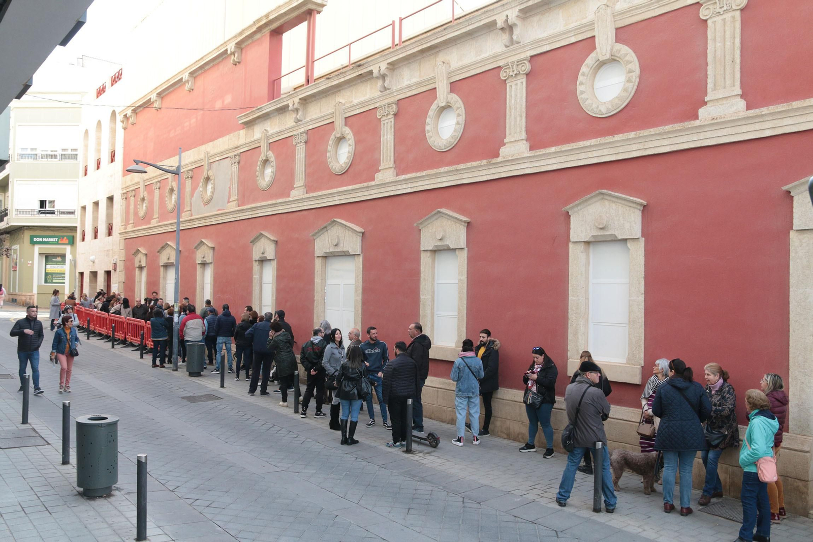 La cola para las entradas del acto de Bisbal como Hijo Predilecto de Almería