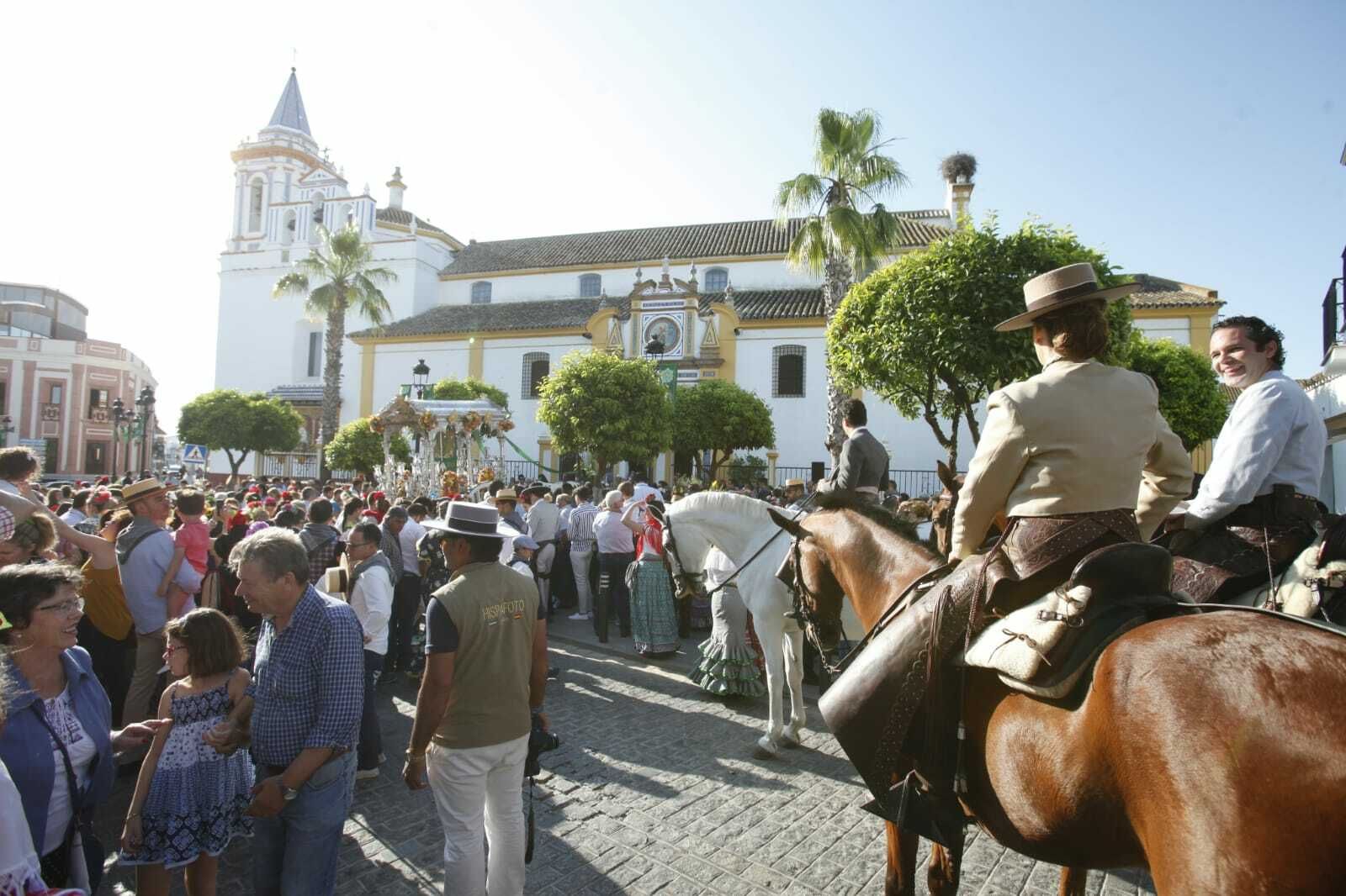 La salida de la Hermandad del Rocío de Pilas, en imágenes