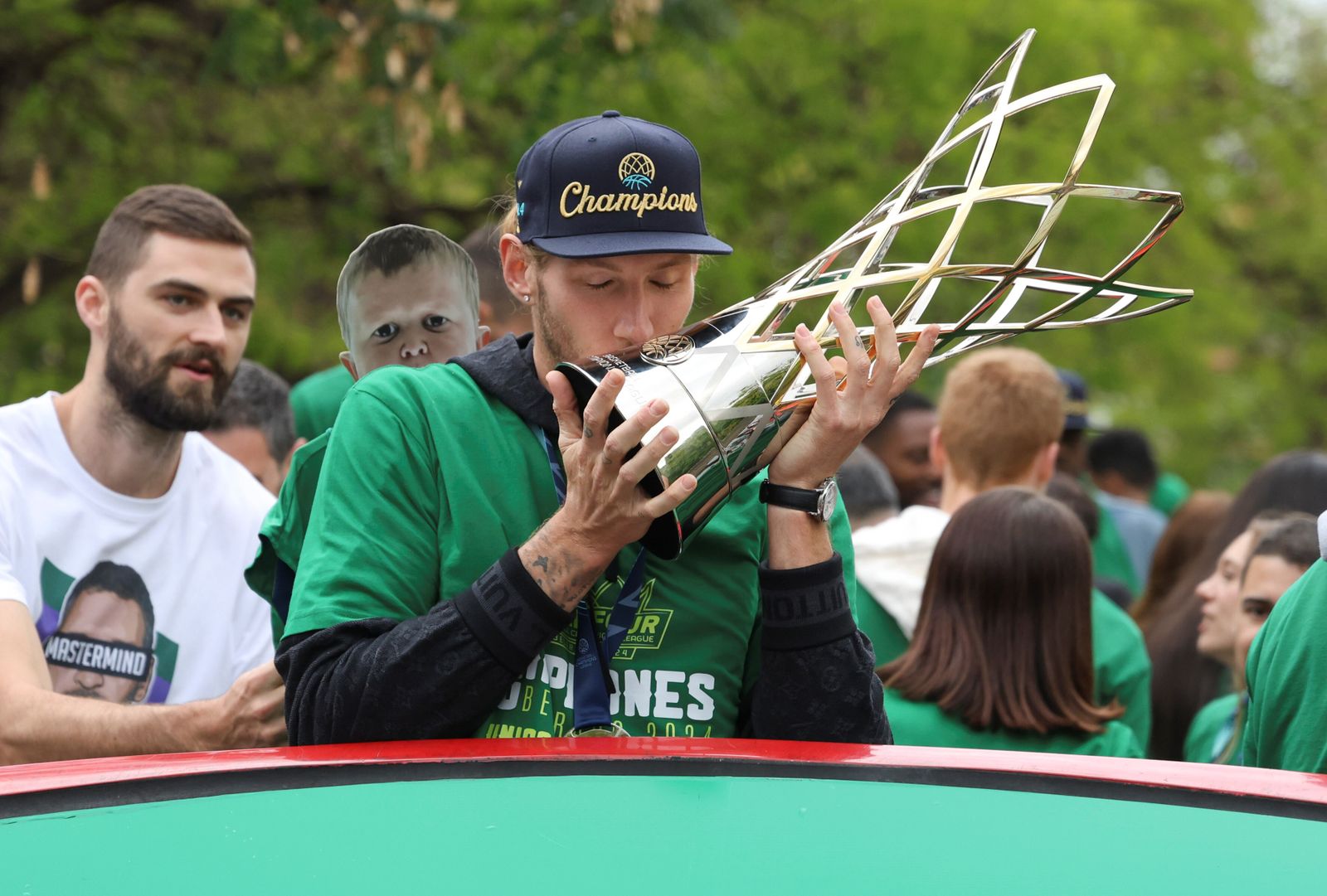 Dylan Osetkowski besa la copa.