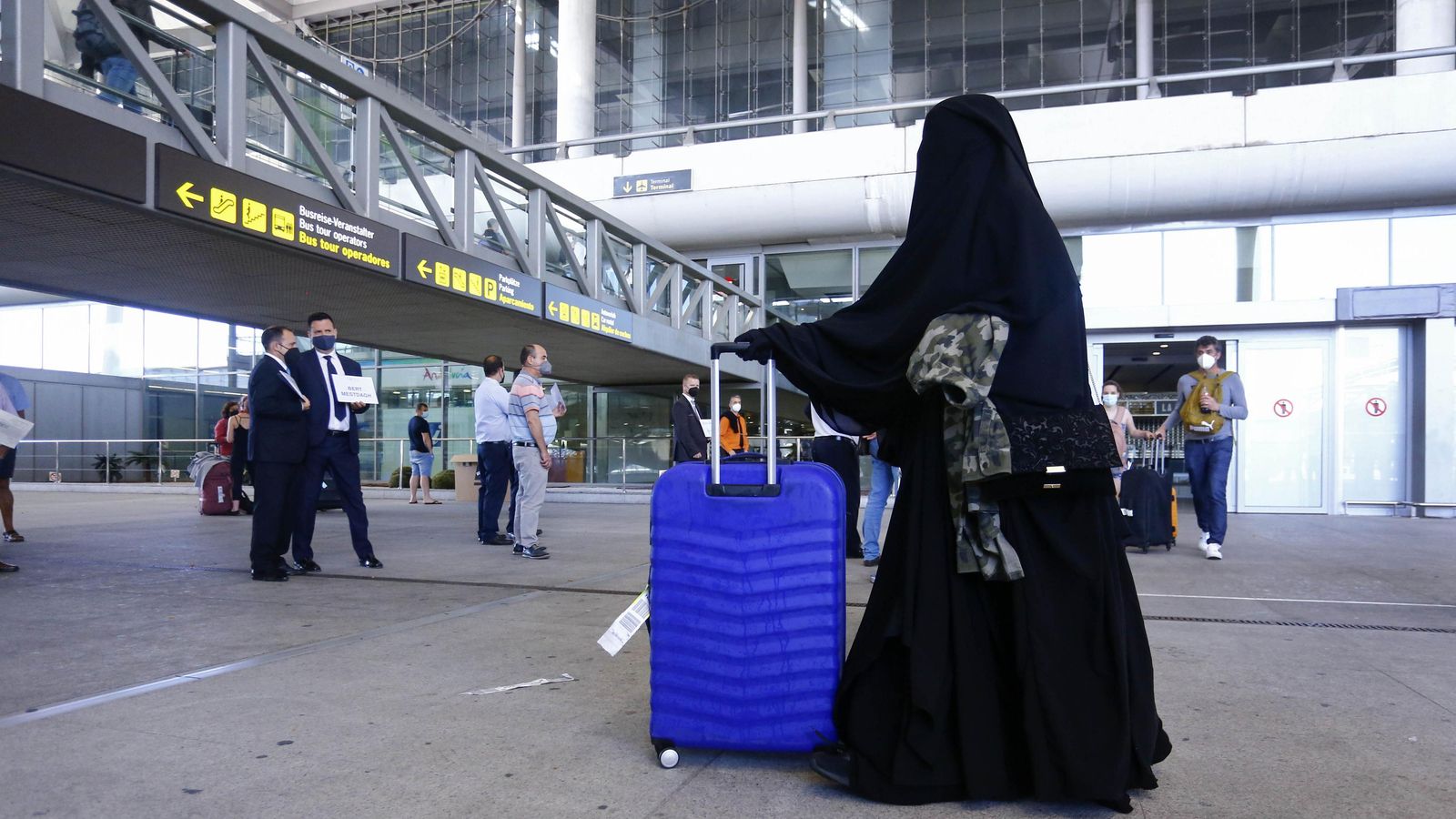 Una mujer, este lunes, a su llegada al aeropuerto.